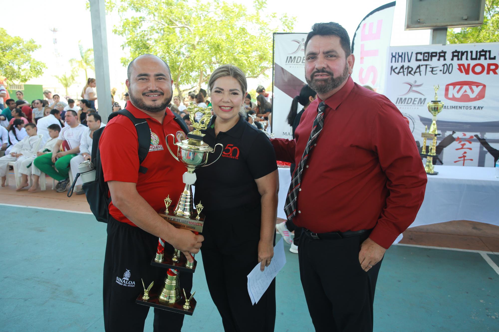 $!El sensei Hecnar Bojórquez, de Angostura, recibe su trofeo de manos de Elizabeth Peraza y el sensei Jesús Moreno Salas.