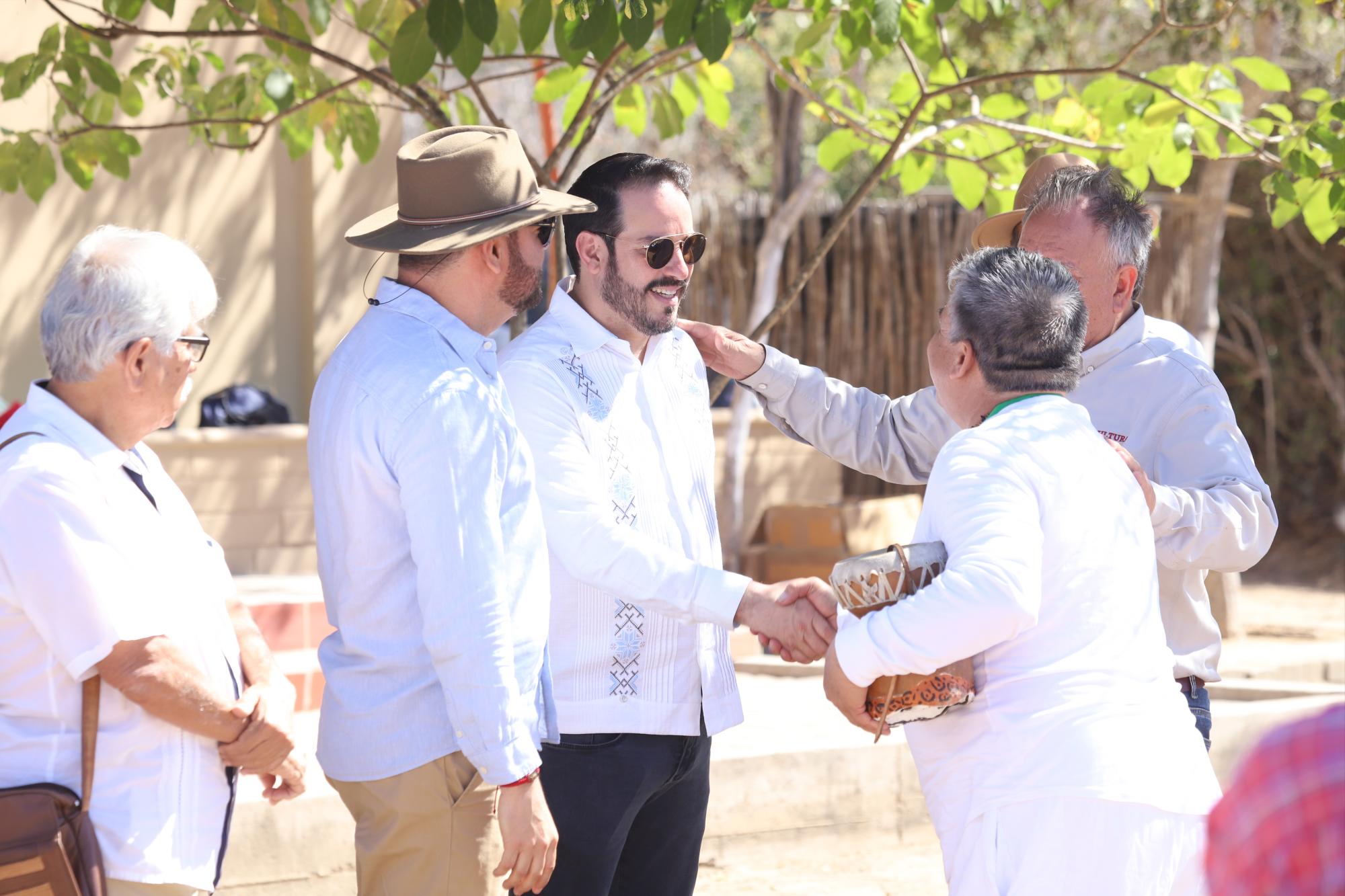 $!Octavio Bastidas, presidente de San Ignacio y Ricardo Velarde, encargado del Despacho de la Sectur, saludan a los presentes.