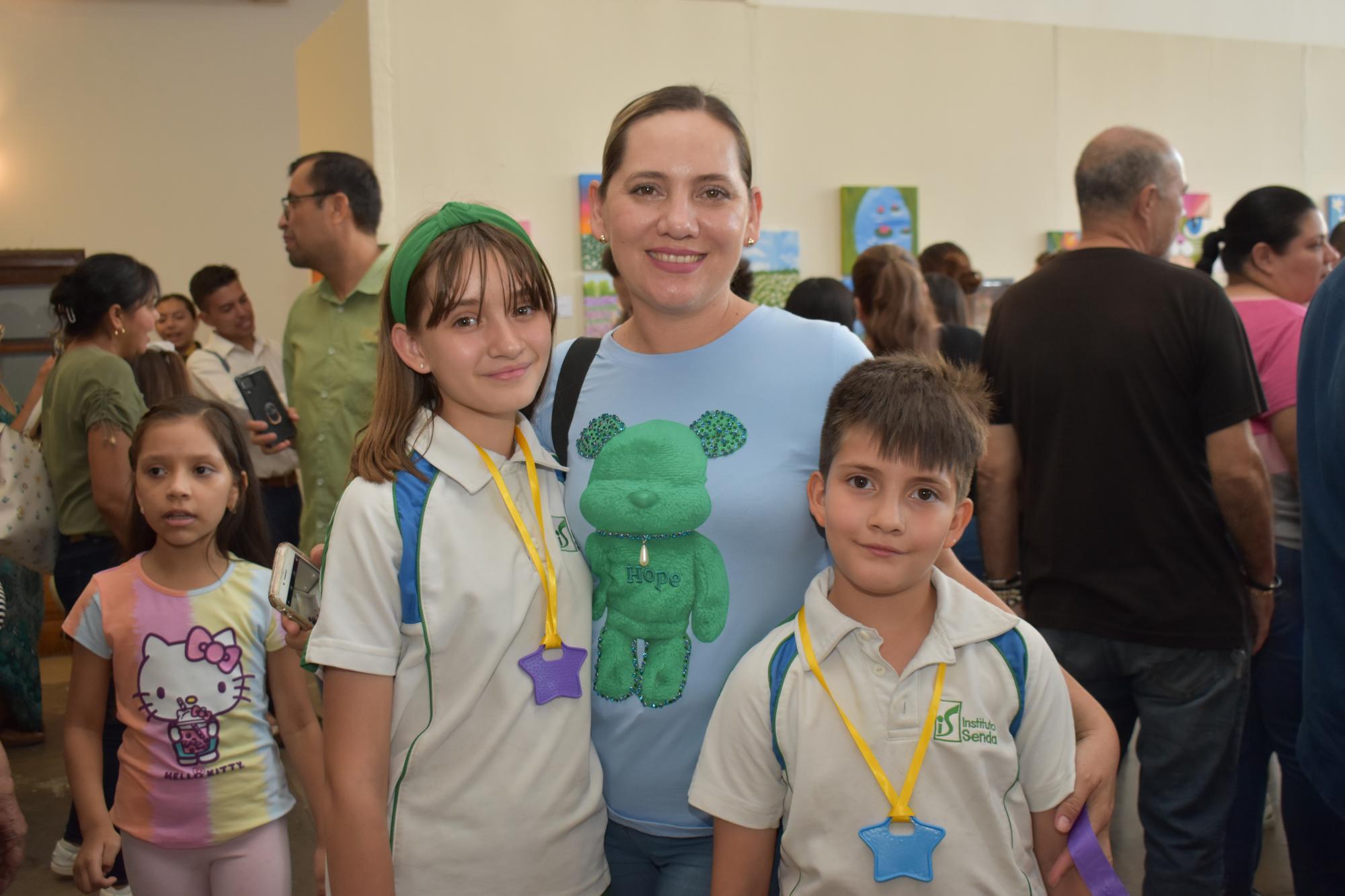 $!Ángela Hernández Álvarez, Nancy Álvarez Rochín y Alejandro Hernández Álvarez.