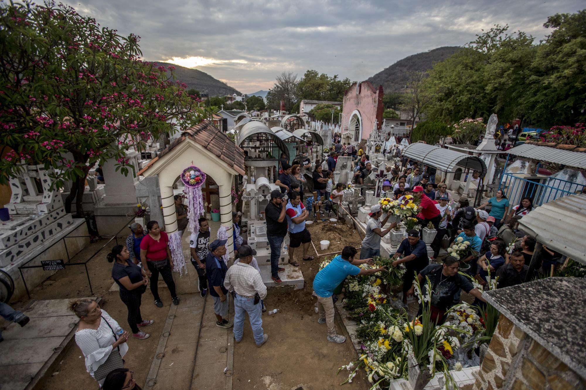 $!Panorámica del sepelio del buscador en el panteón del pueblo guerrerense. Cientos de personas acompañaron la procesión y cubrieron de flores su tumba.