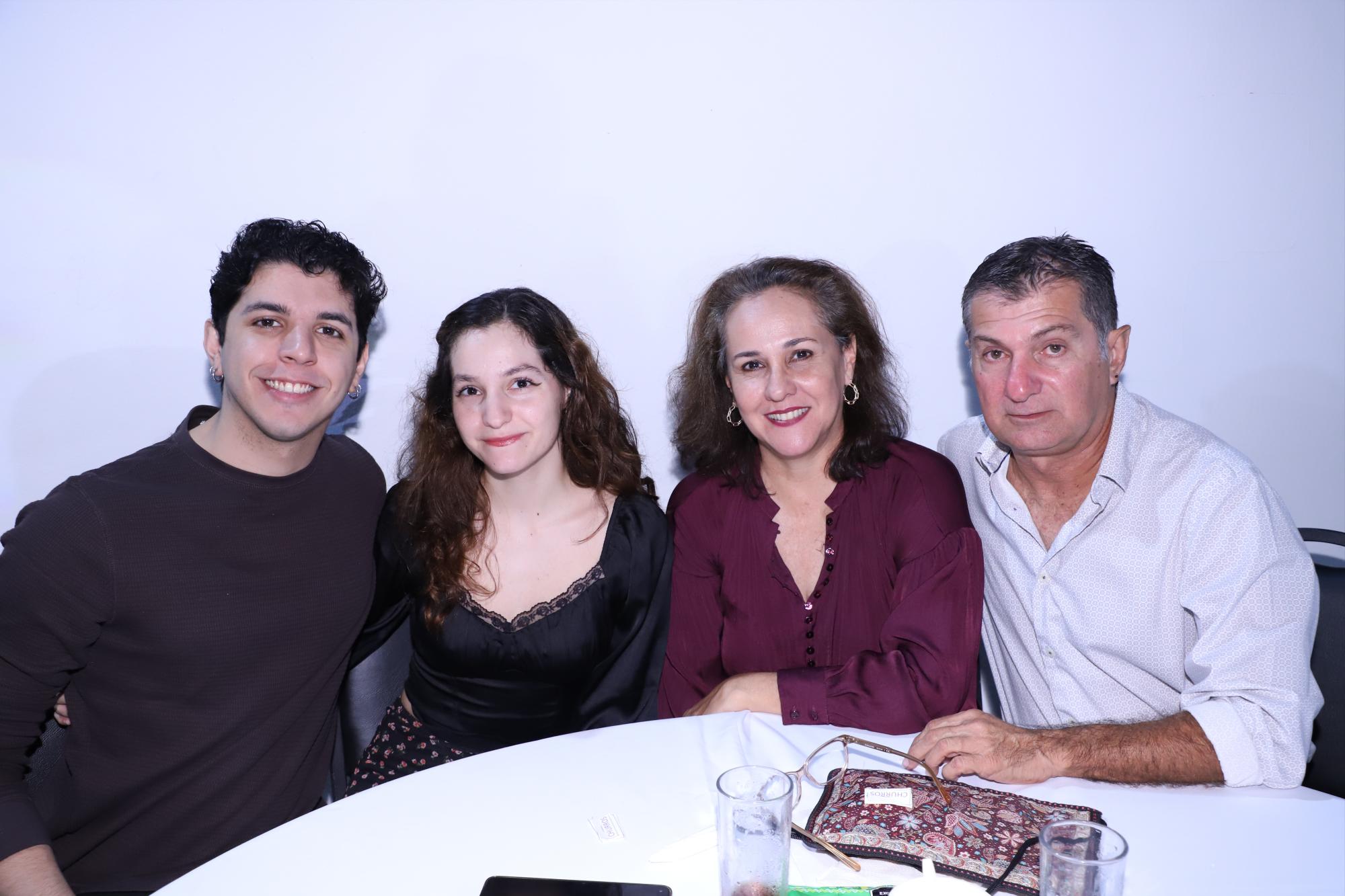 $!René Rodríguez, Juliana Fuentevilla, Patricia de Fuentevilla y Roberto Fuentevilla.