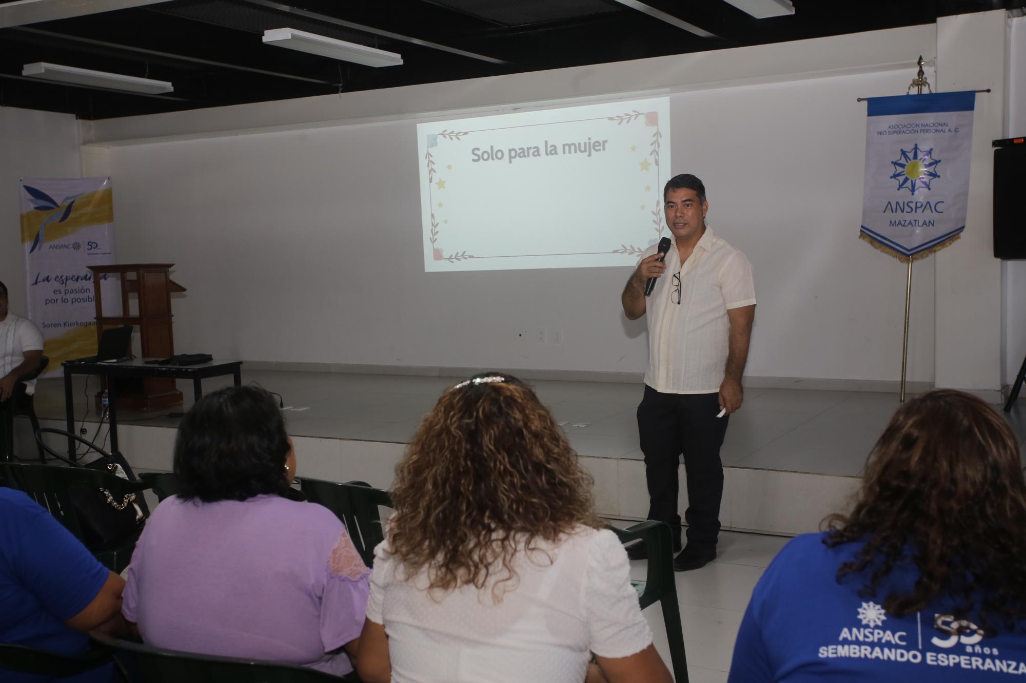 $!El presbítero Gerardo P. Sandoval García durante su charla.