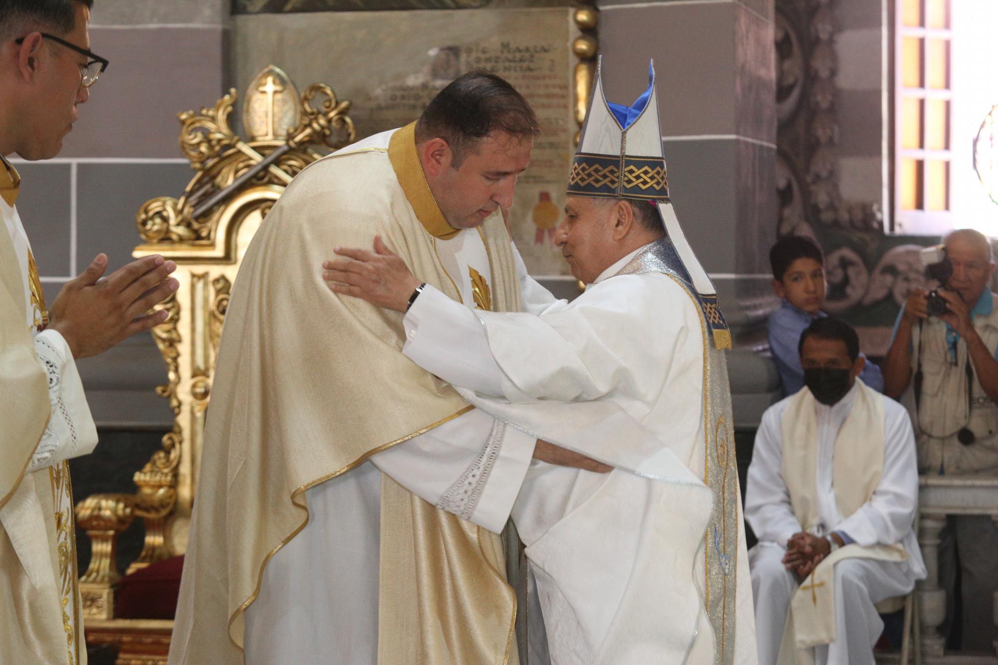 $!El Padre Gabriel Dagoberto Tirado Ritto al momento de recibir las felicitaciones del Señor Obispo.