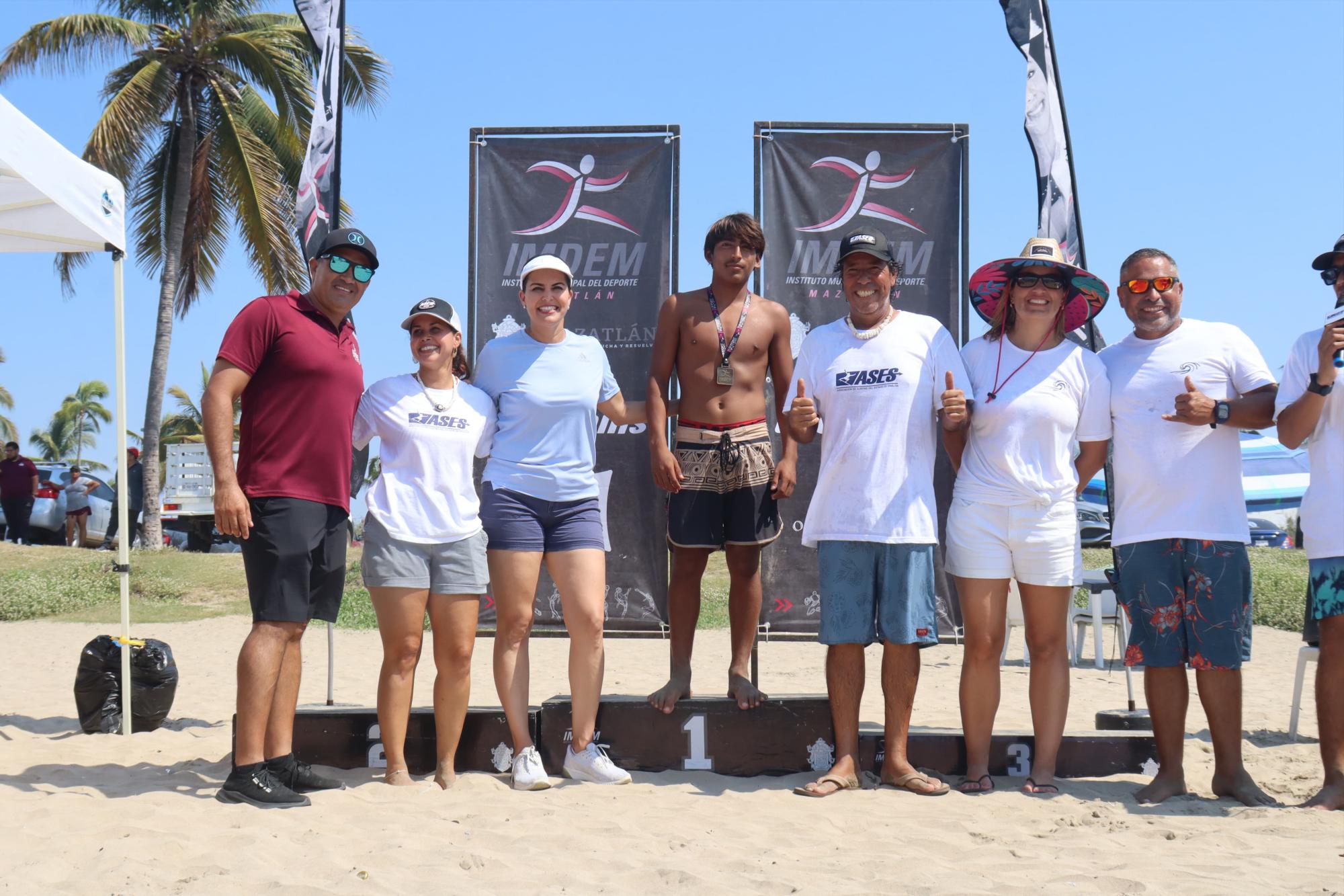 $!Dominan las olas en el Selectivo Municipal de Surfing, en Mazatlán