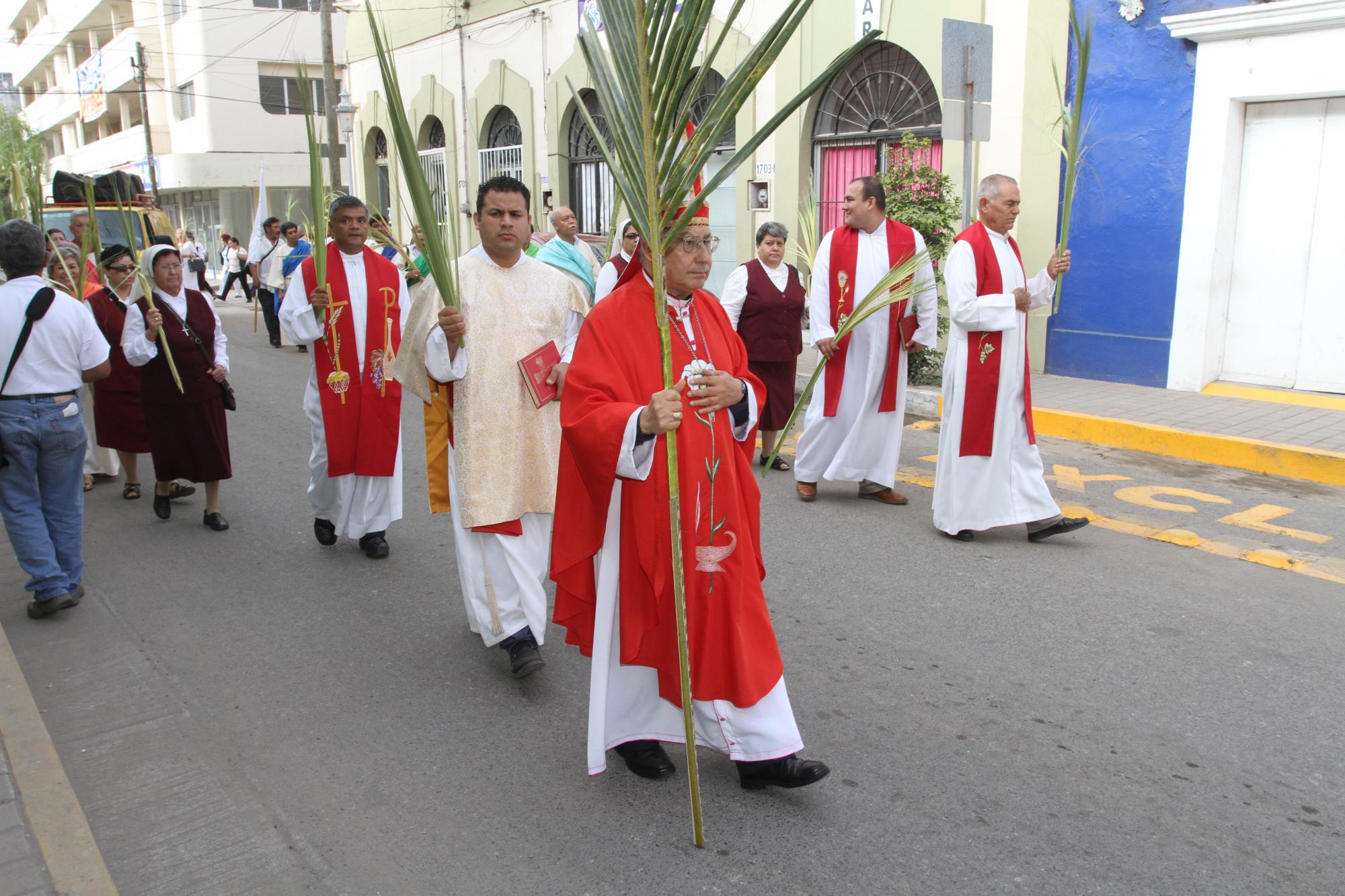 $!Los fieles que participan en esta procesión llevan en las manos sus ramos de palma.