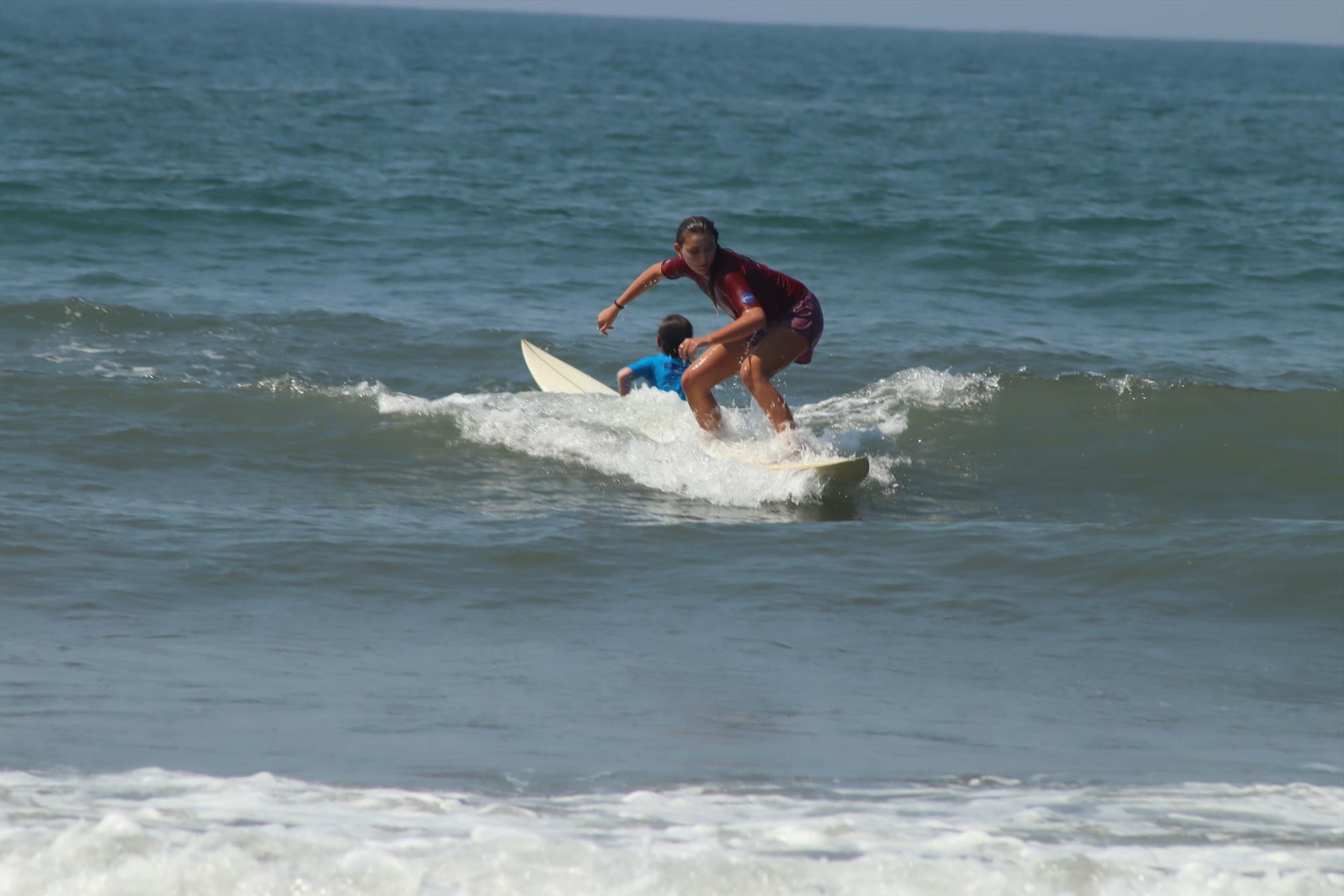 $!Dominan las olas en el Selectivo Municipal de Surfing, en Mazatlán