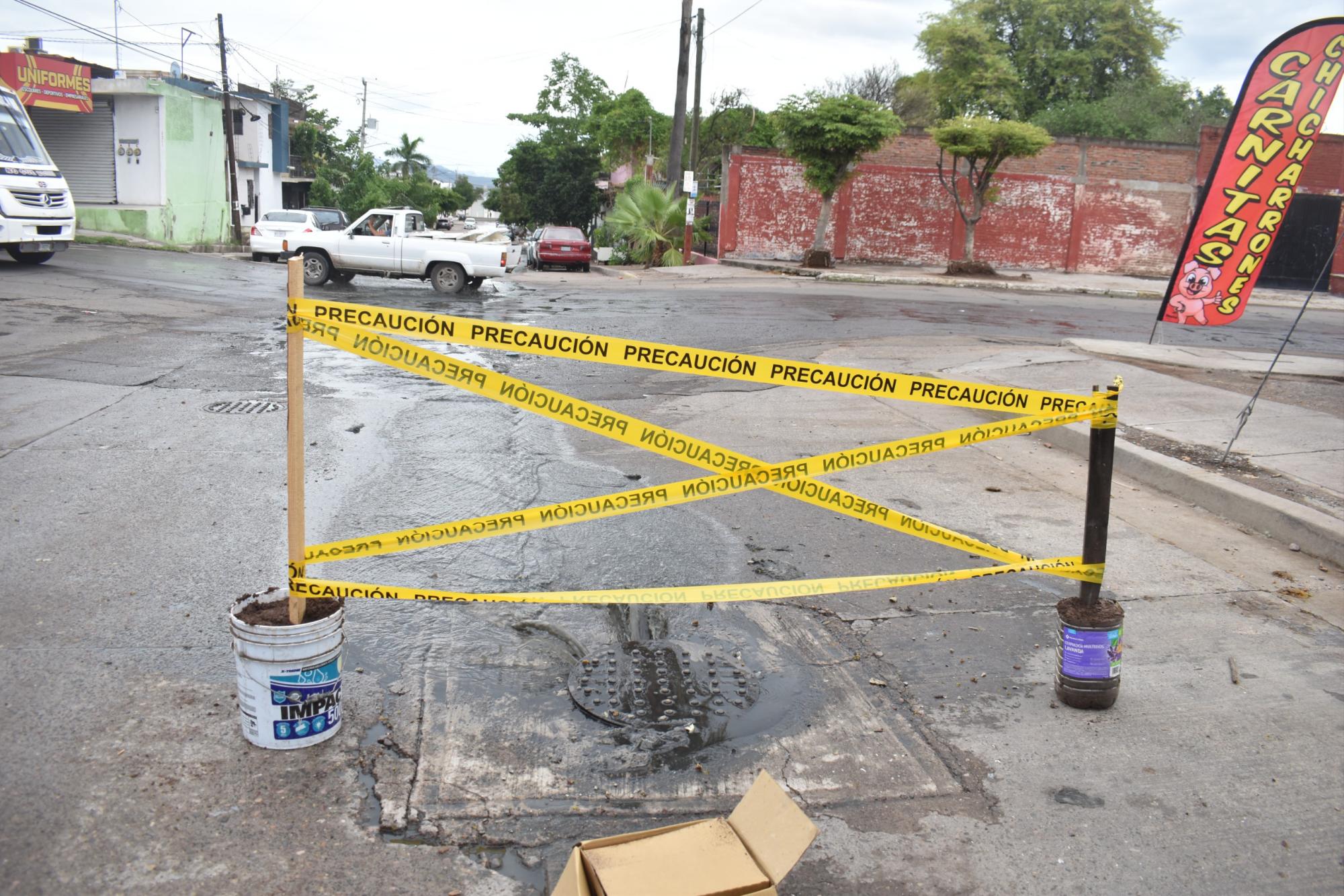 $!Tras lluvias en Culiacán se desprende alcantarilla en la colonia Sinaloa