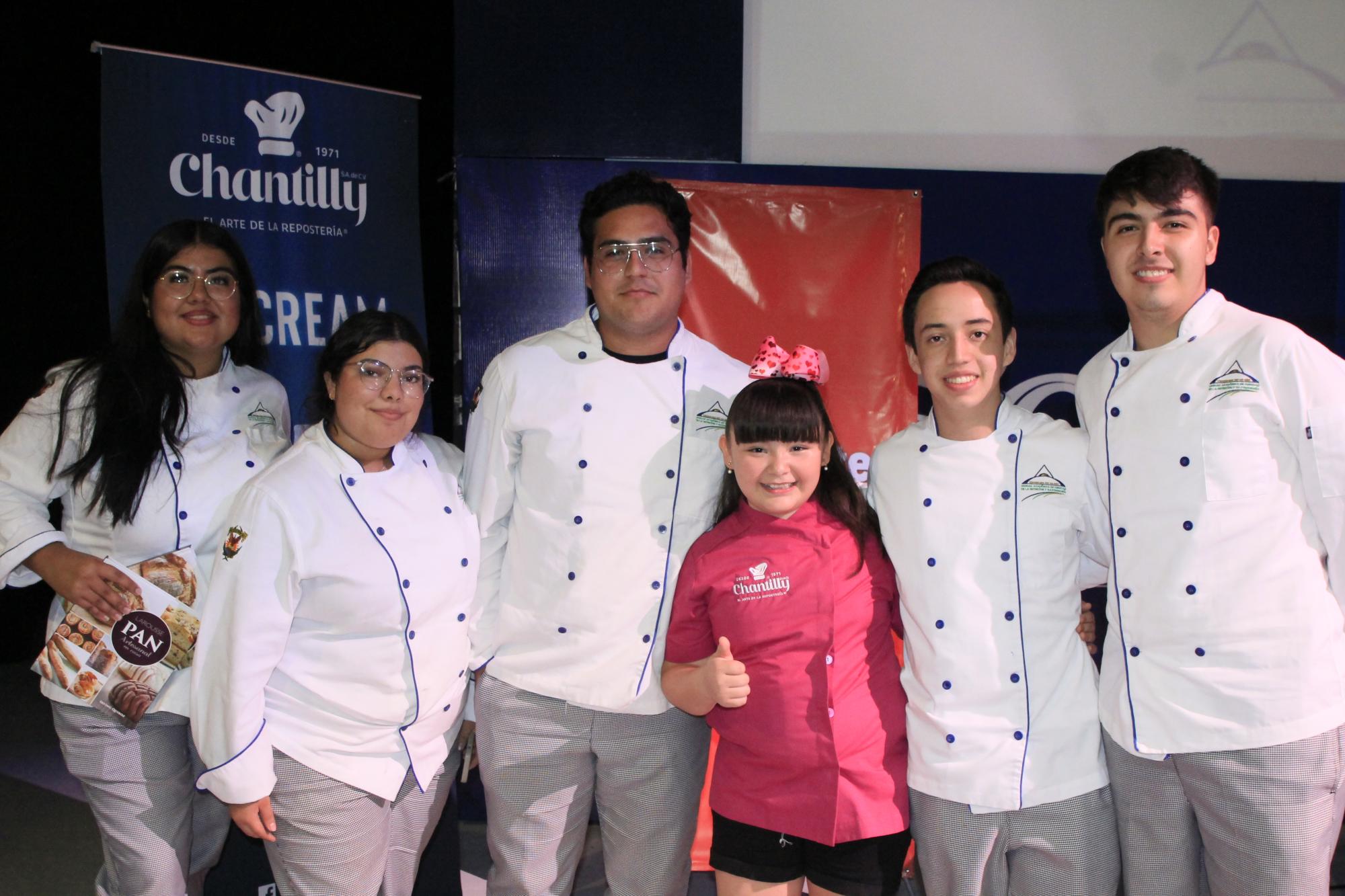 $!Alumnos de gastronomía se llevan la foto del recuerdo con la Chef Naty.