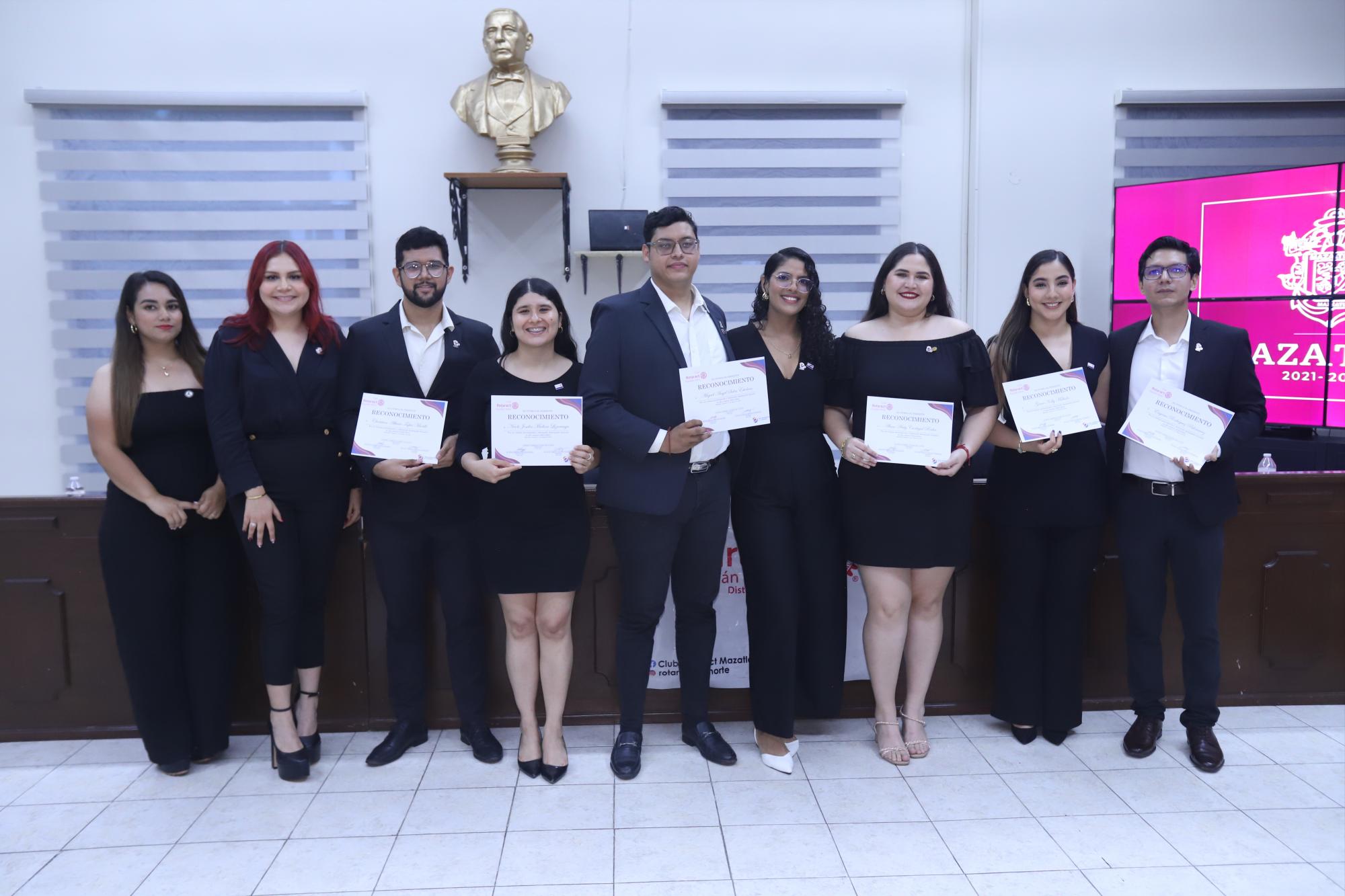 $!Los integrantes de Rotaract Mazatlán se toman la fotografía del recuerdo.