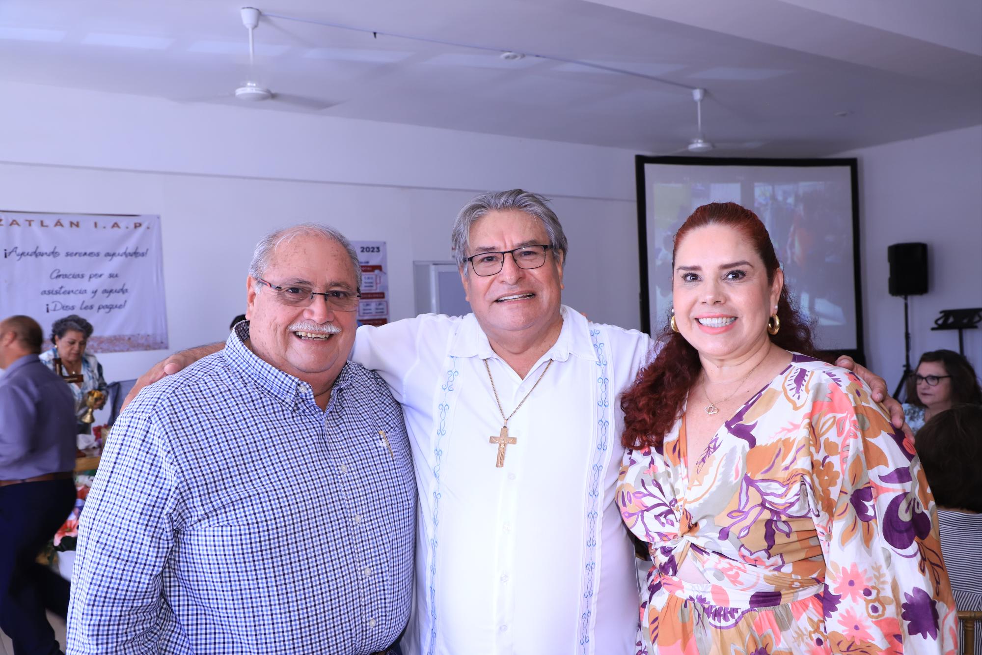 $!Guillermo Trewartha, el Padre Rafael Martínez y Perla Ivonne de Trewartha.