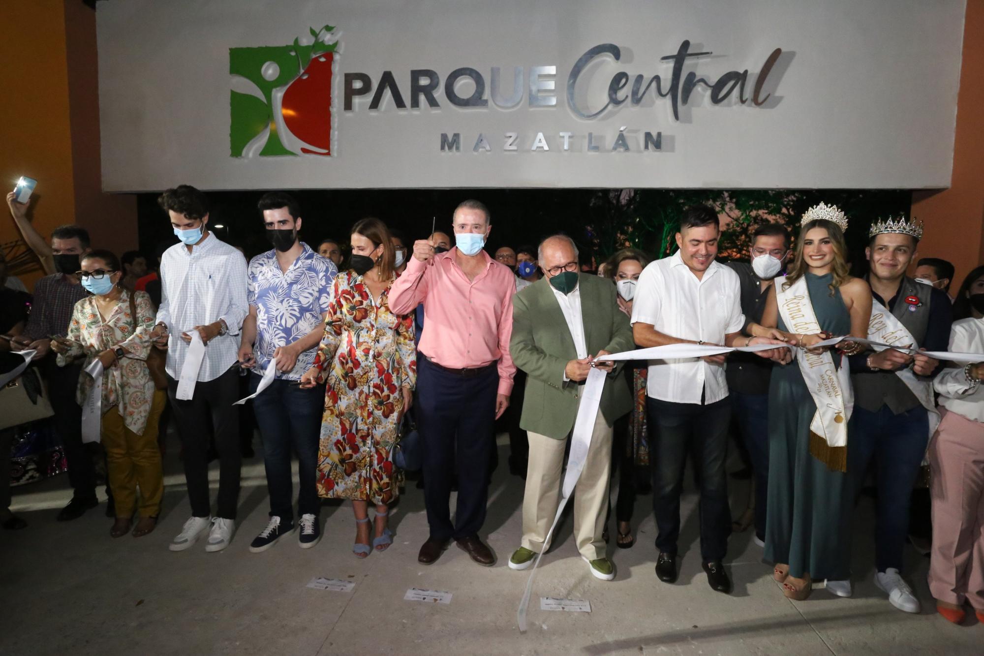 $!Las autoridades, al momento del corte del listón inaugural del Parque Central.