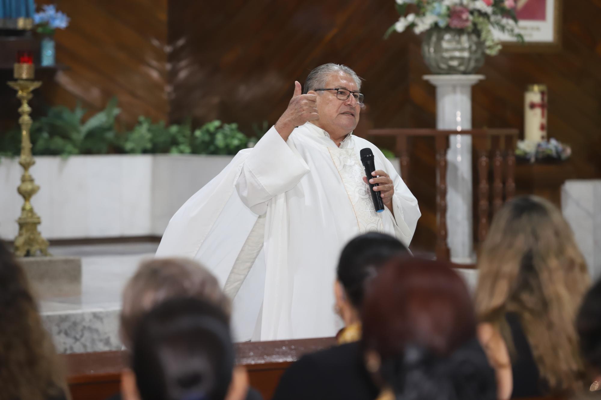 $!El sacerdote Rafael Martínez durante su mensaje a las presentes.