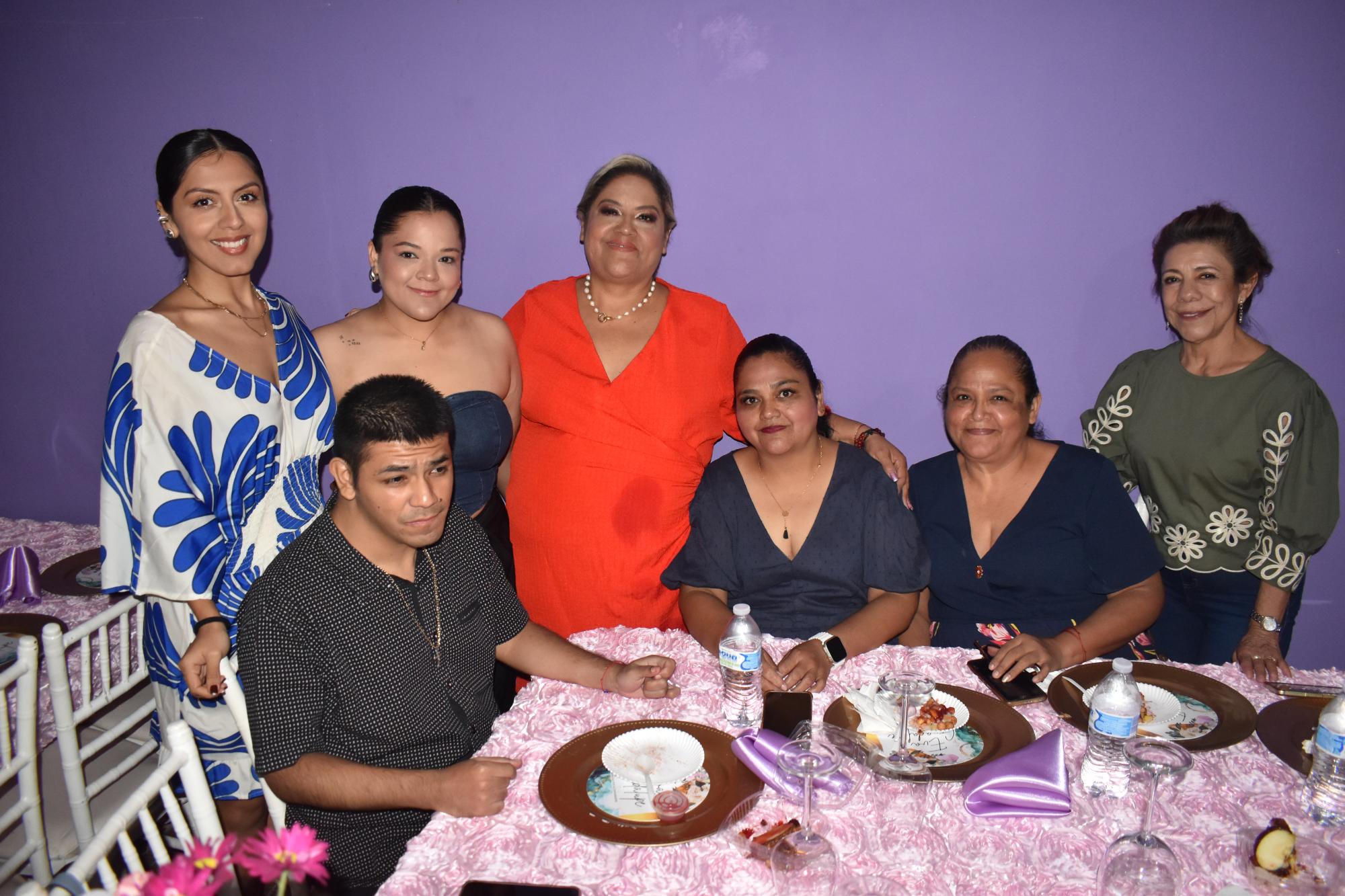 $!Dania González, Alejandra Lizaola, Patricia Cristerna, María de Jesús Cristerna, Silvia Martínez e Isidoro Valerio.