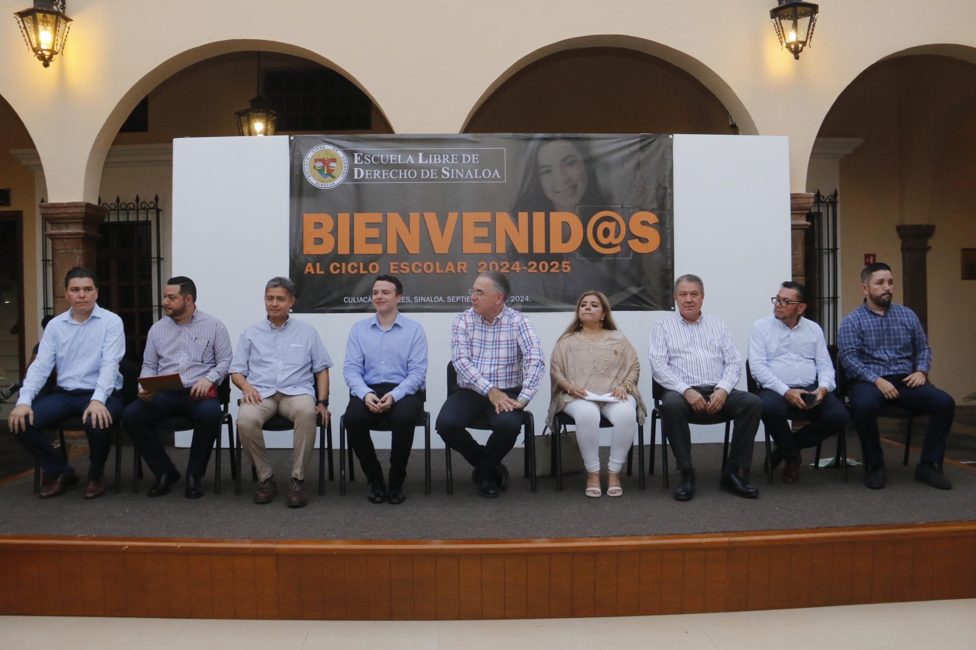 $!La ceremonia se llevó a cabo en el patio de la institución, y estuvo encabezada por el Rector Rodolfo Campoy de la Vega, directivos y catedrticos.