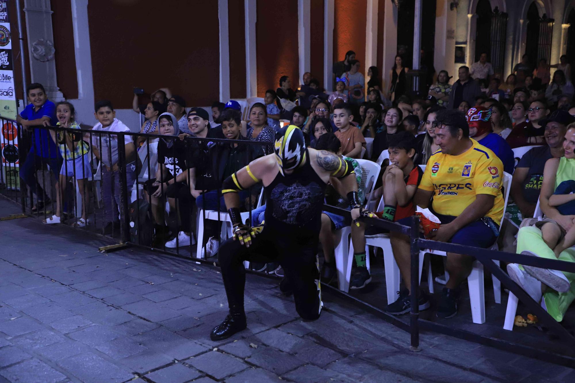 $!Los pequeños disfrutan de una gran función de lucha libre.