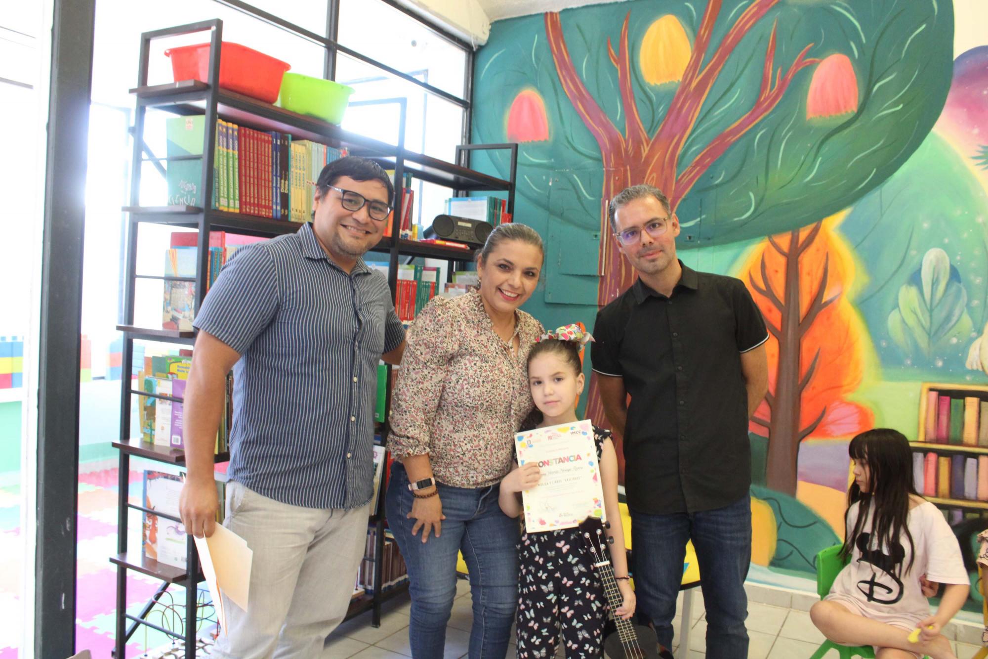 $!Maestro y represenantes de la biblioteca coordinan la entrega de diplomas.