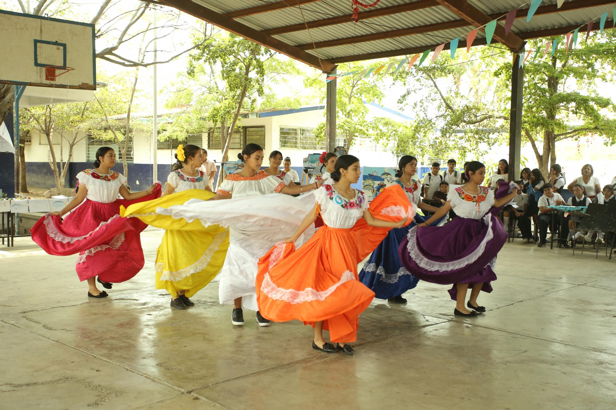 $!Bailes típicos fueron presentados en la Expo.