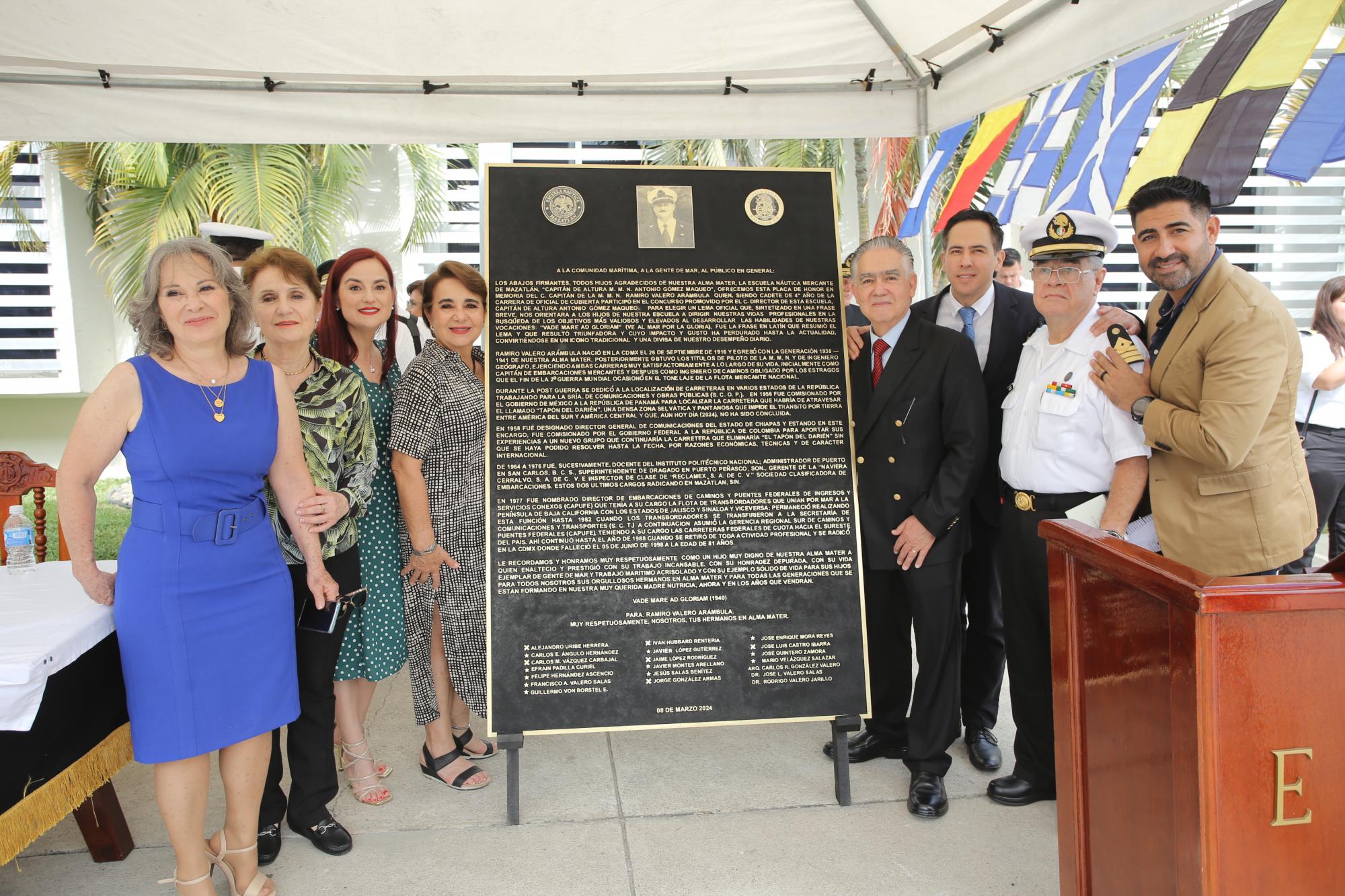 $!La Familia Valero junto a la placa que se develó en memoria del creador de su lema, el Capitán de Altura Ramiro Valero Arámbula.