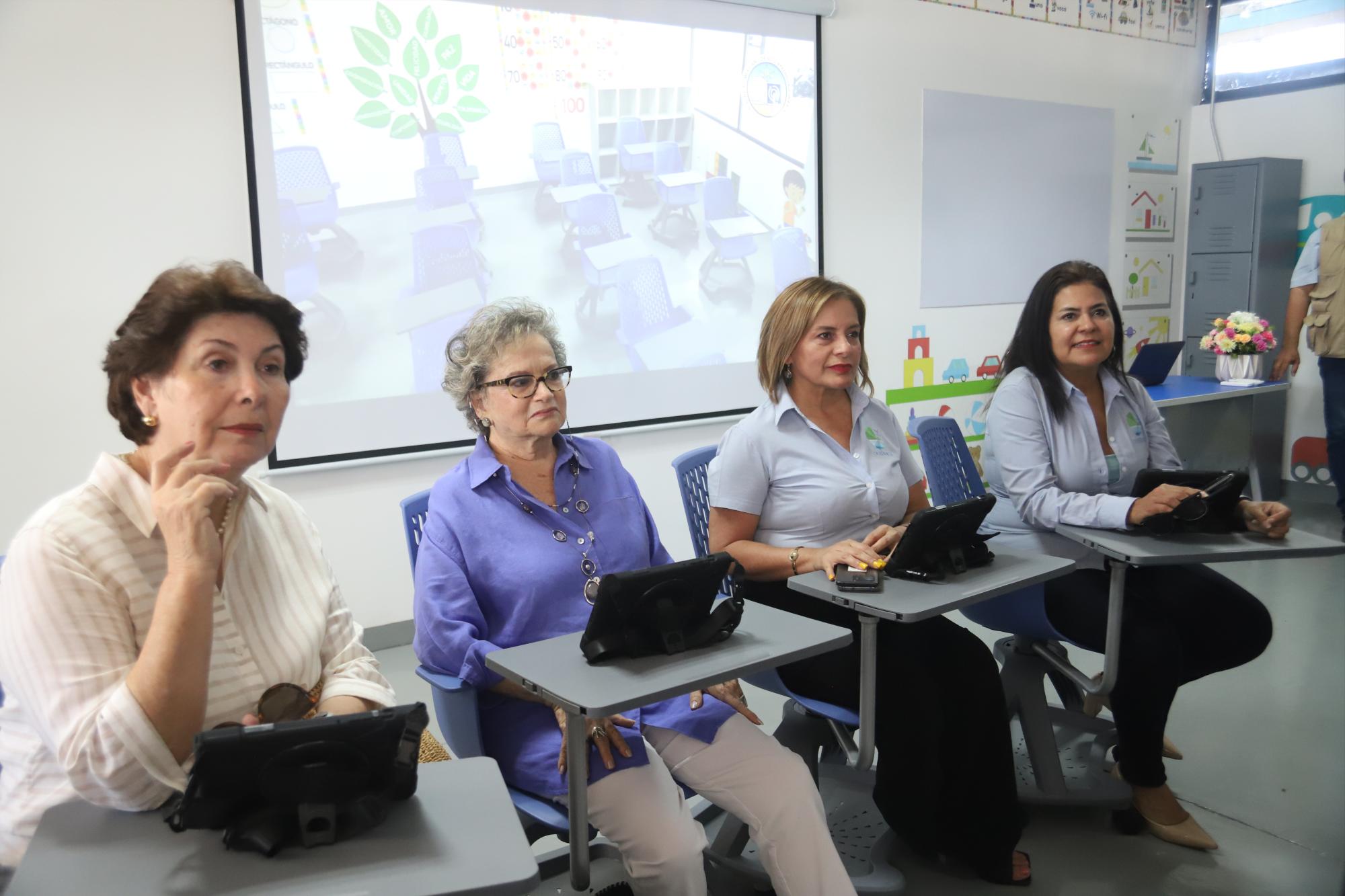 $!Yolanda Urquijo, Yoya Reynaud de Guzmán, Liz Benítez y Maribel Zavala atentas a la explicación que realizaron las profesoras del nuevo proyecto educativo.