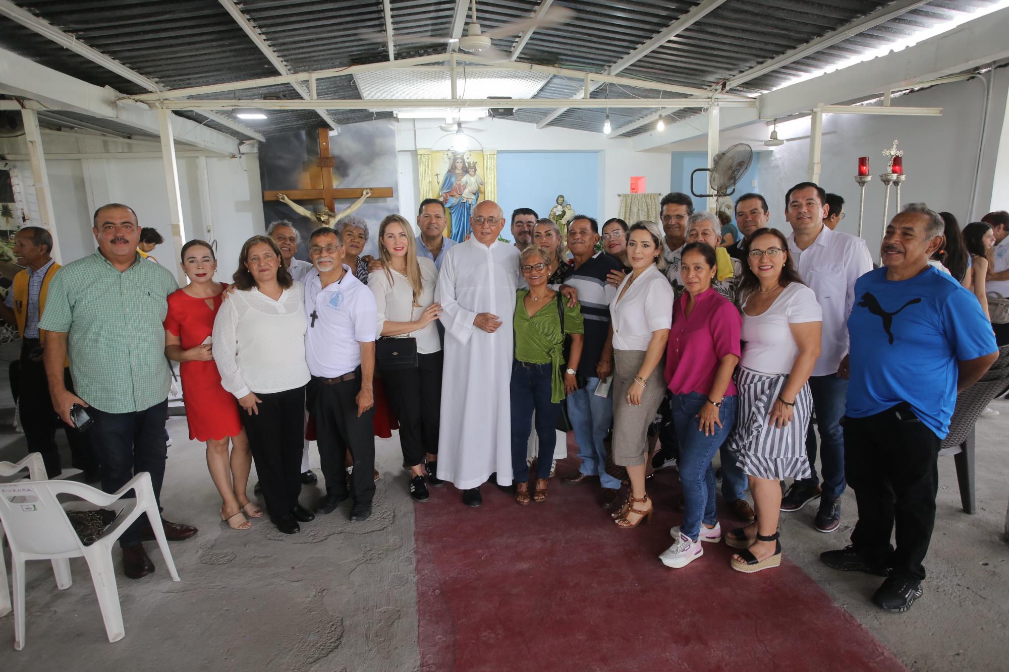 $!Integrantes del Grupo Cruzada Matrimonial se toman la fotografía del recuerdo con el festejado.