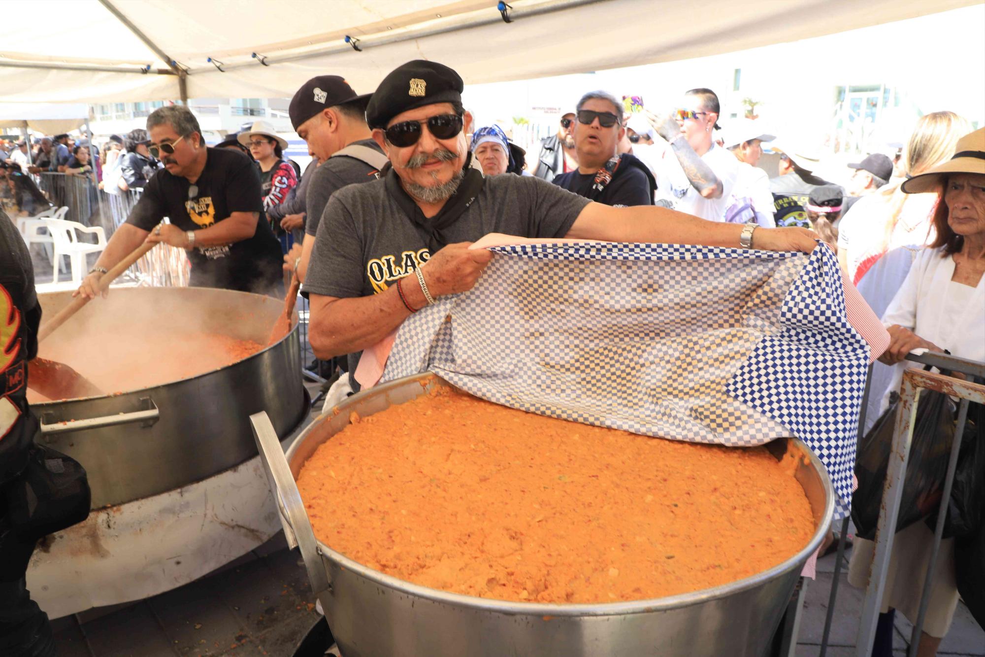 $!Estos fueron los frijoles puercos que se repartieron.