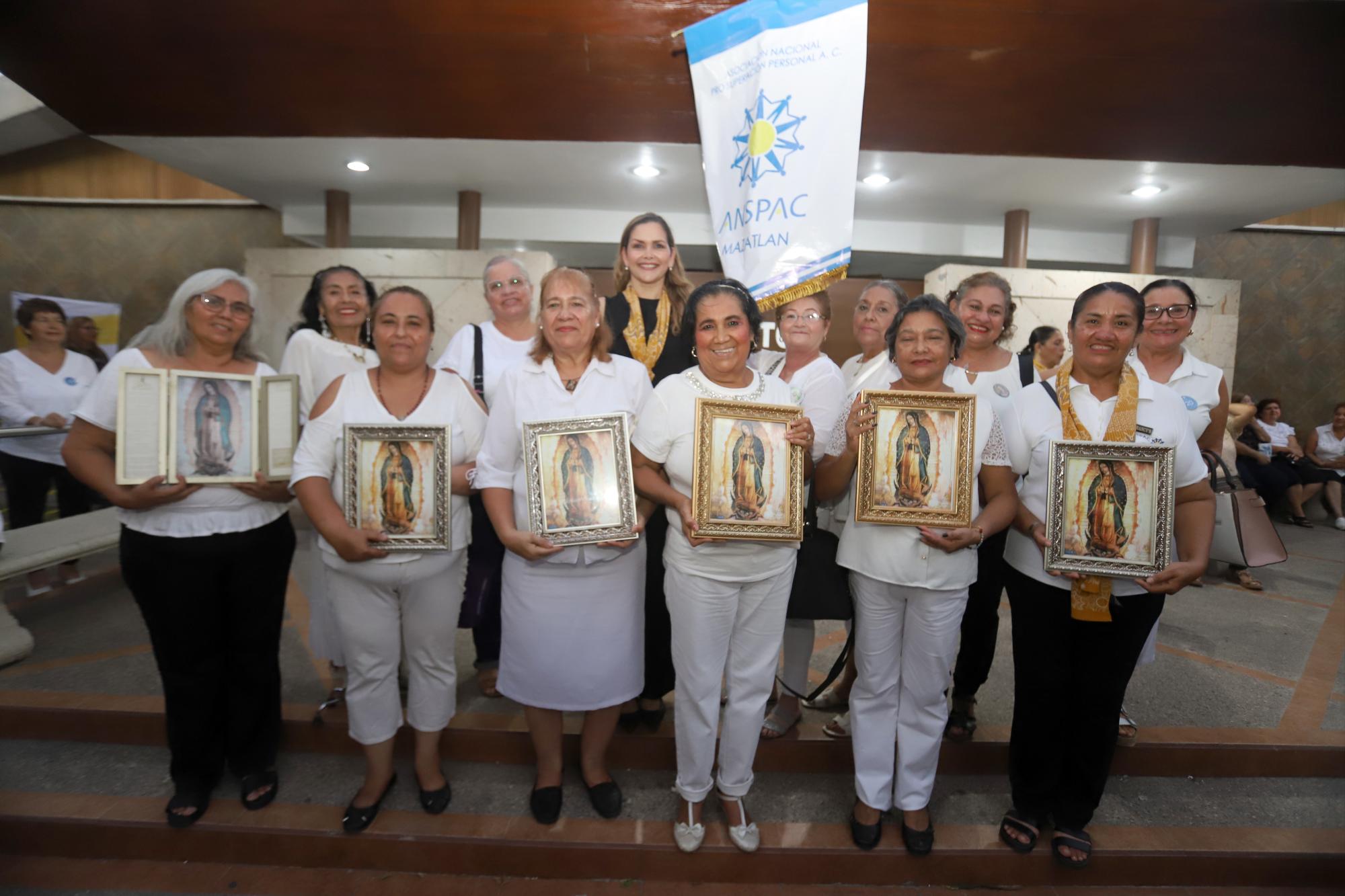 $!Algunas de las damas bendijeron la imagen de la Virgen de Guadalupe en la misa.