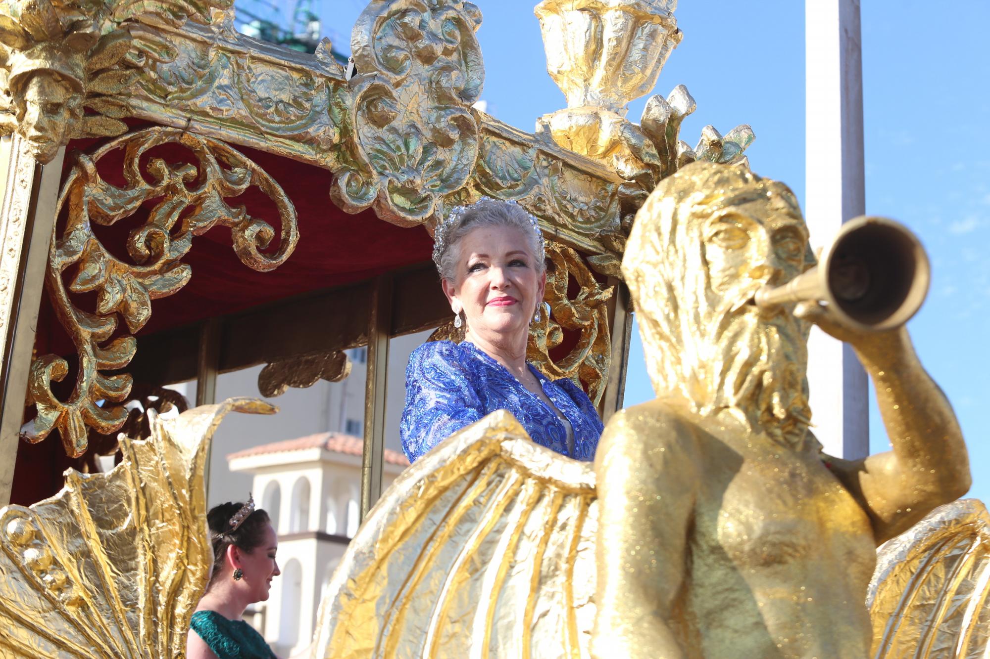 $!Lupita Elorriaga, Reina de los Juegos Florales de 1973, y quien celebró su aniversario de oro, encabezó la caravana del segundo desfile carnavalero.