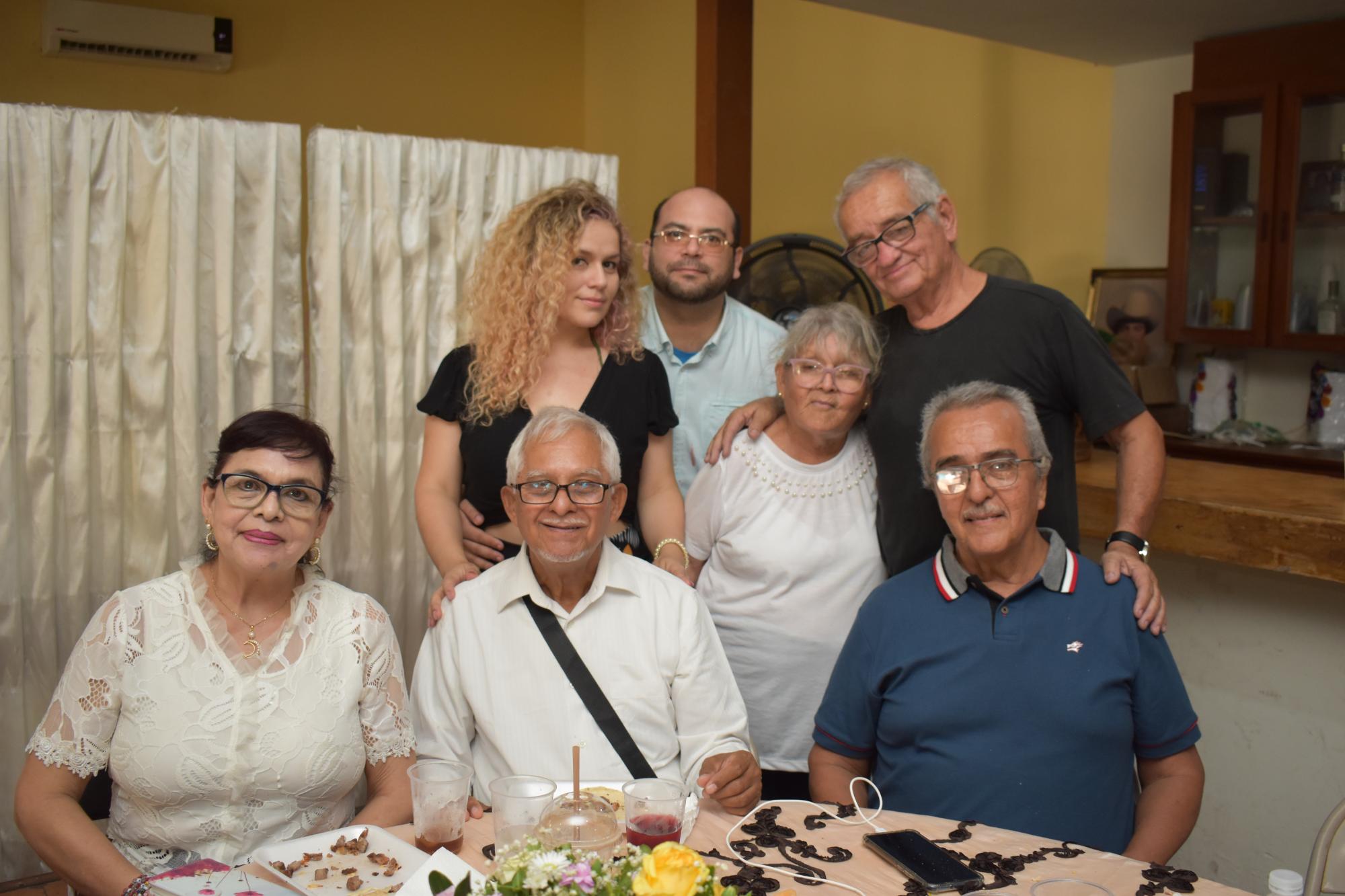 $!Con Rosa María Sánchez, José Gutiérrez, Yolanda Esquivel Domínguez, Julio Sánchez y Luis Fernando Sánchez.