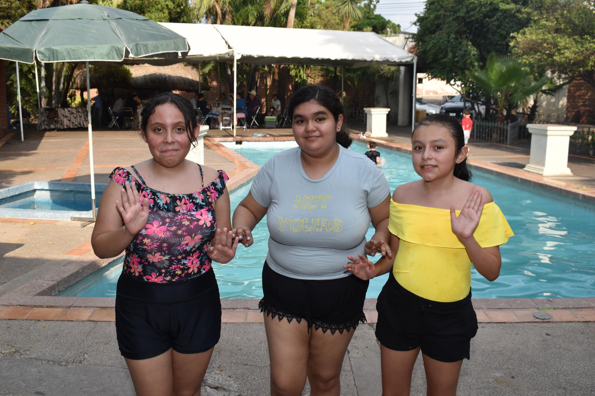 $!Ximena Sánchez, Perla Imperial y María Alejandra Beltrán listas para la piscina.