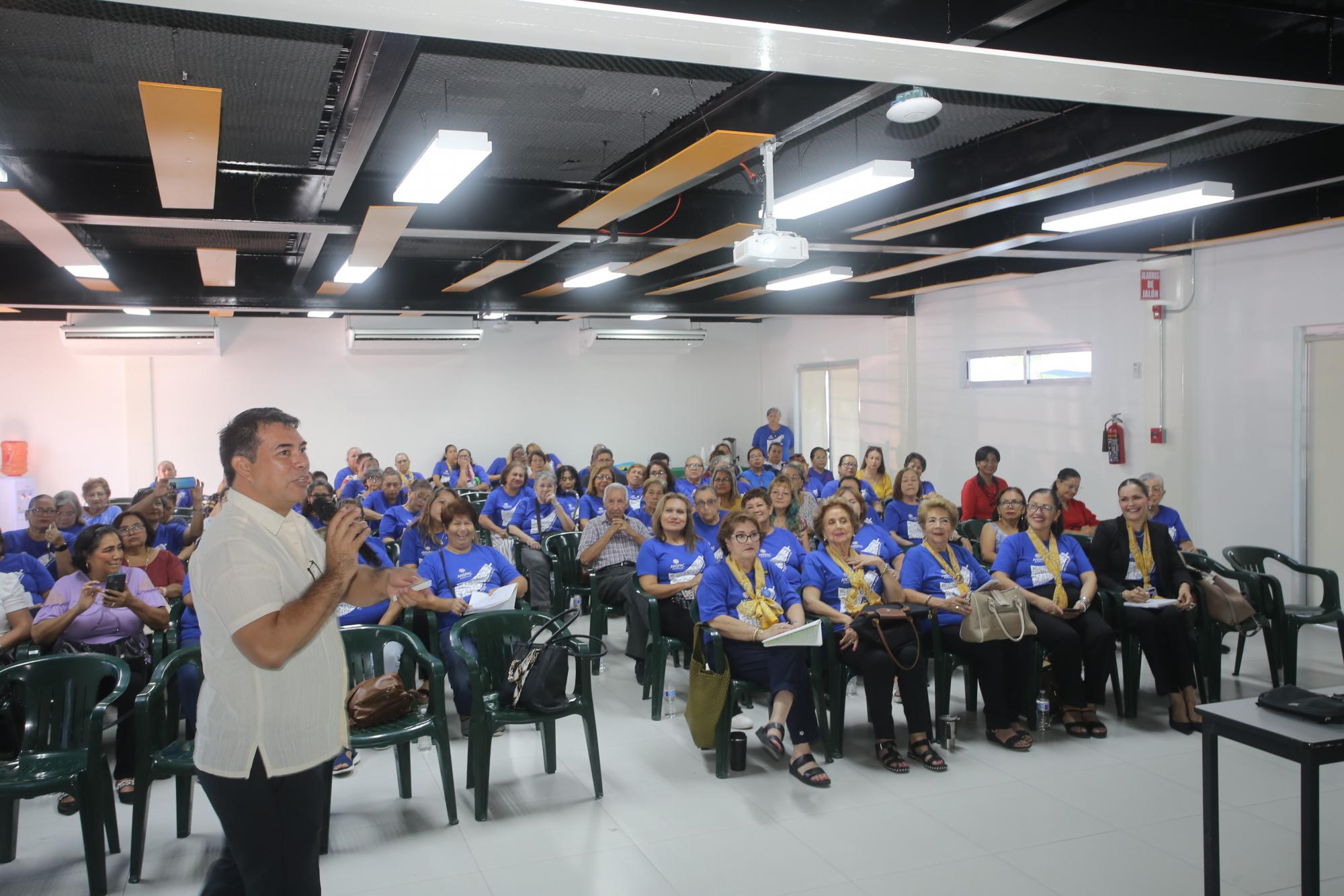 $!El presbítero Gerardo P. Sandoval García impartió el mini seminario “María: Mujer, discípula y misionera”.