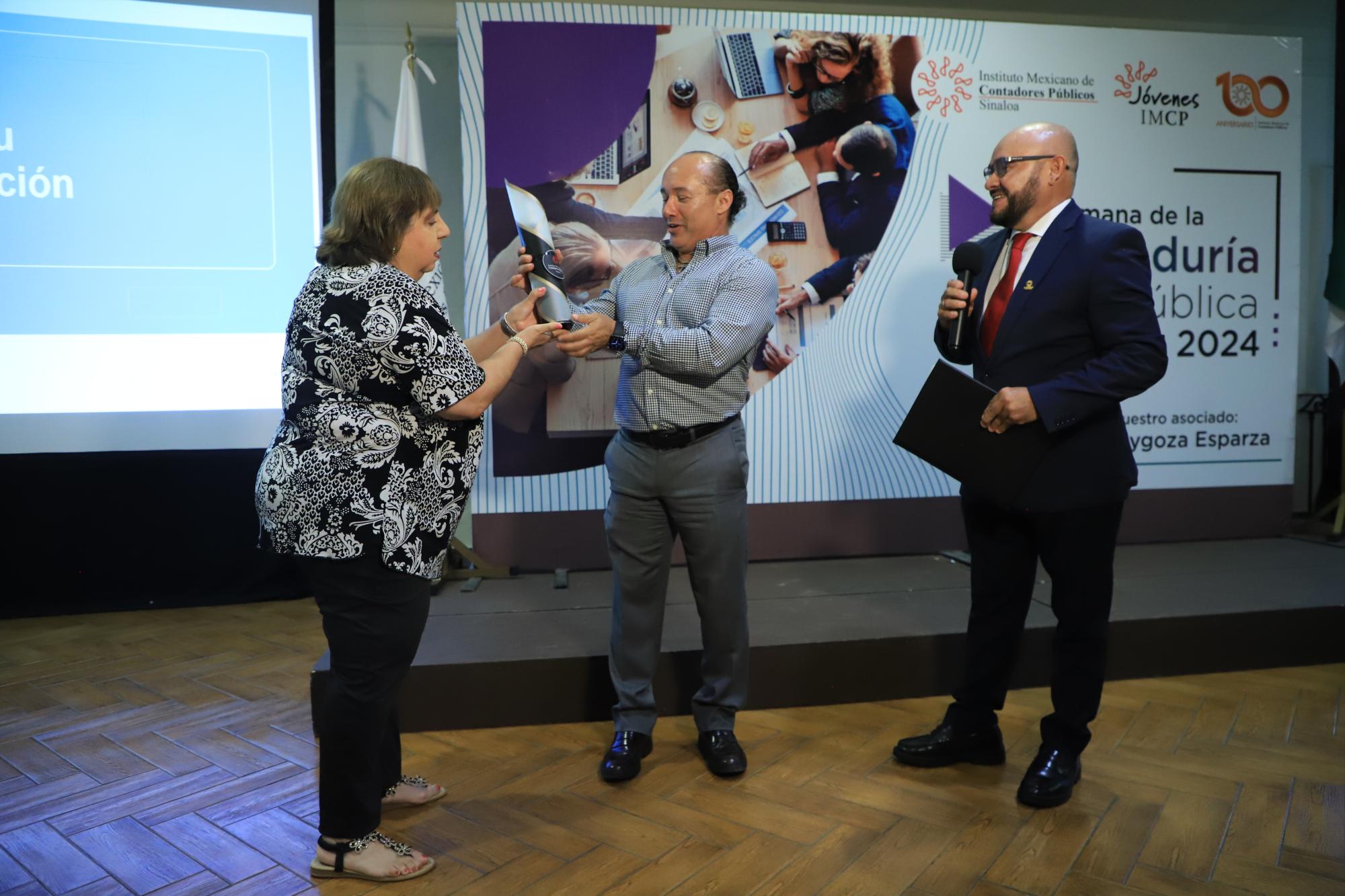 $!El ponente José Luis Ureña Lizárraga recibió un reconocimiento de manos de los organizadores.