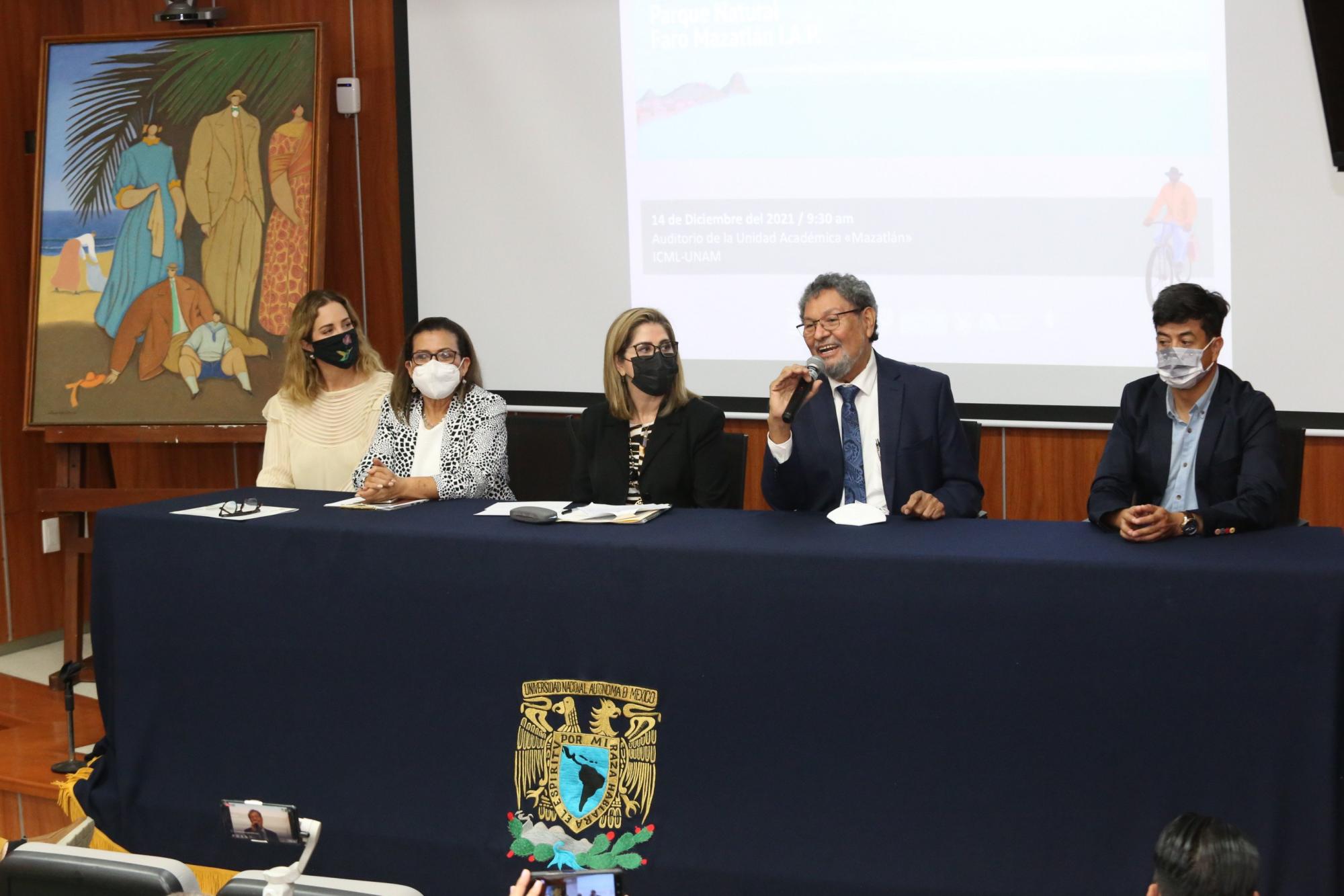 $!María Esther Juárez de Letamendi, Raquel Briseño, María del Rosario Torres, Élmer Mendoza y Felipe Amezcua dieron a conocer el homenaje a Antonio López Sáenz.