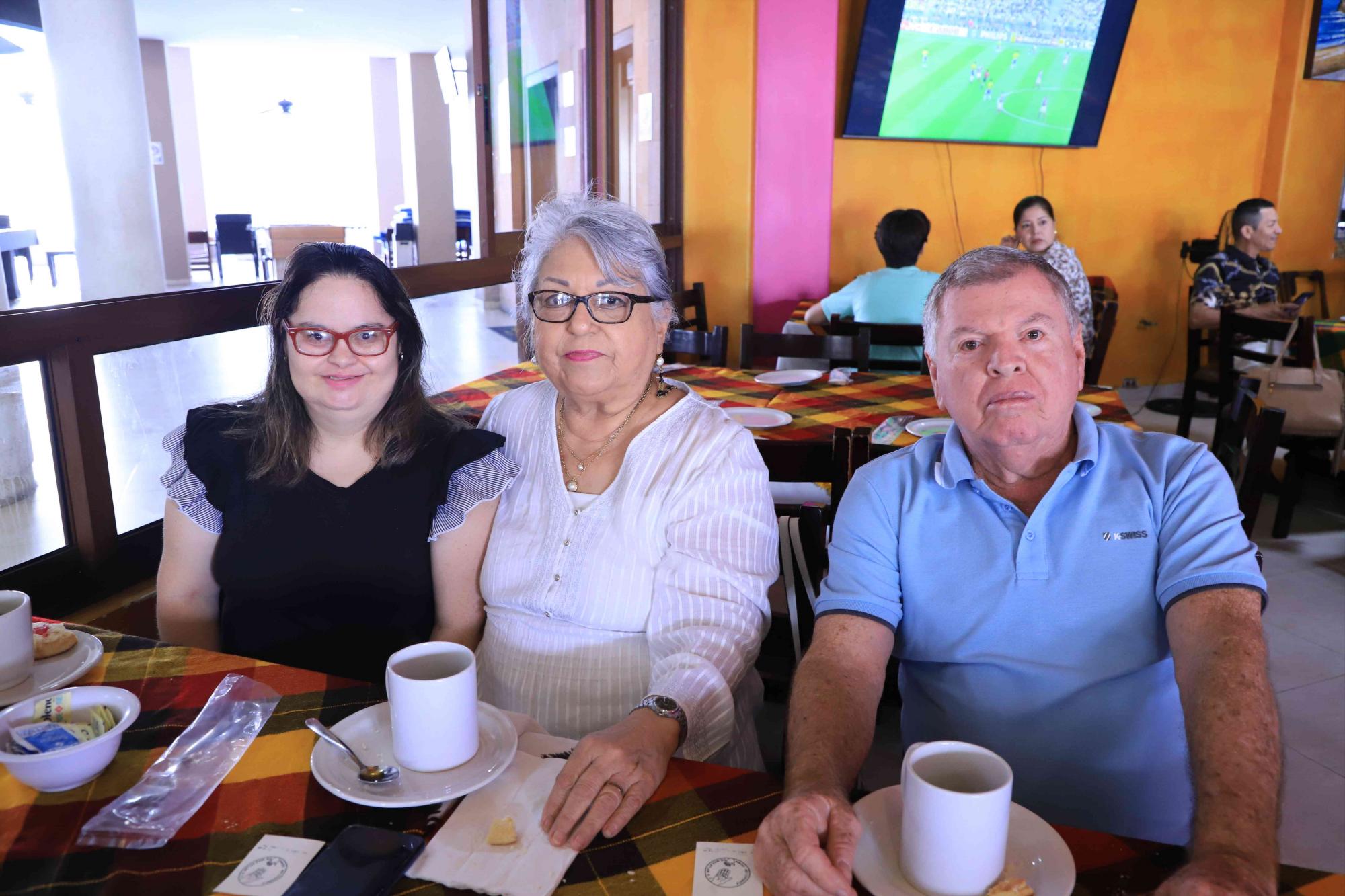 $!Lupita Sánchez, Rosa Hilda Ruiz y Efraín Sánchez.