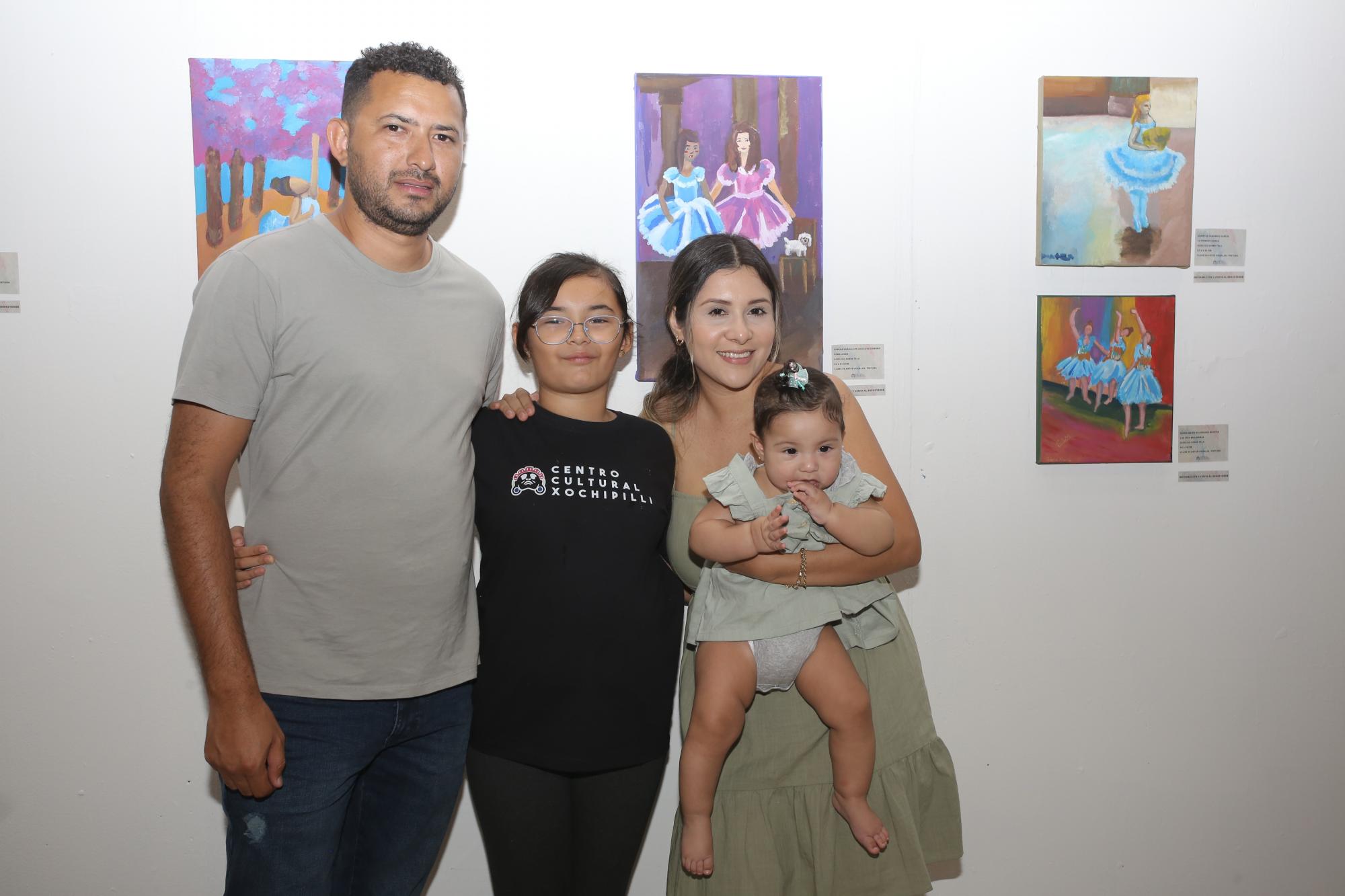 $!Ximena Guadalupe Aguilar con sus papás, Jesús Aguilera y Jazmín Velázquez, y su hermana Sofía.