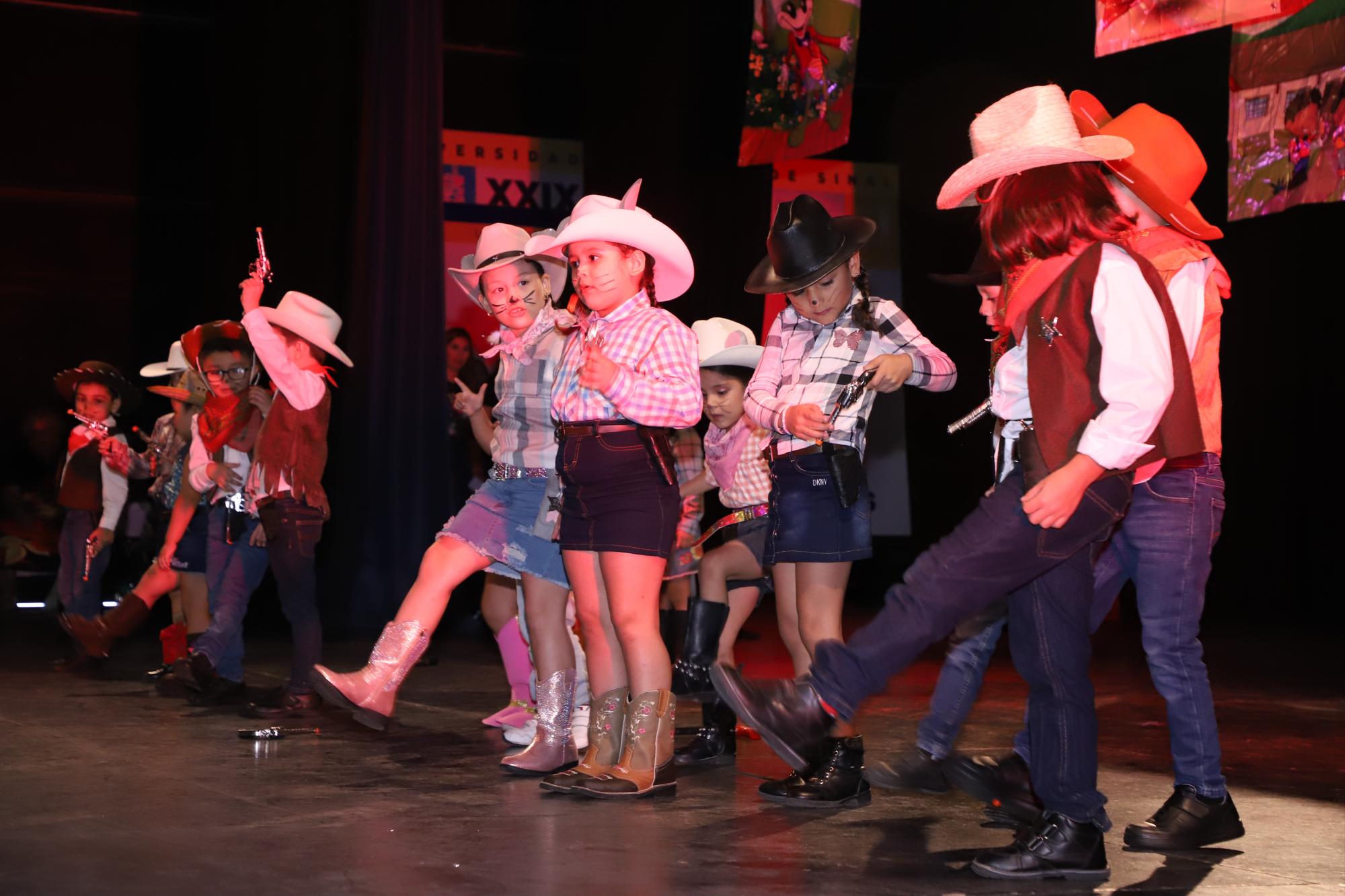 $!Diversas coreografías infantiles realizaron los pequeños ese día.