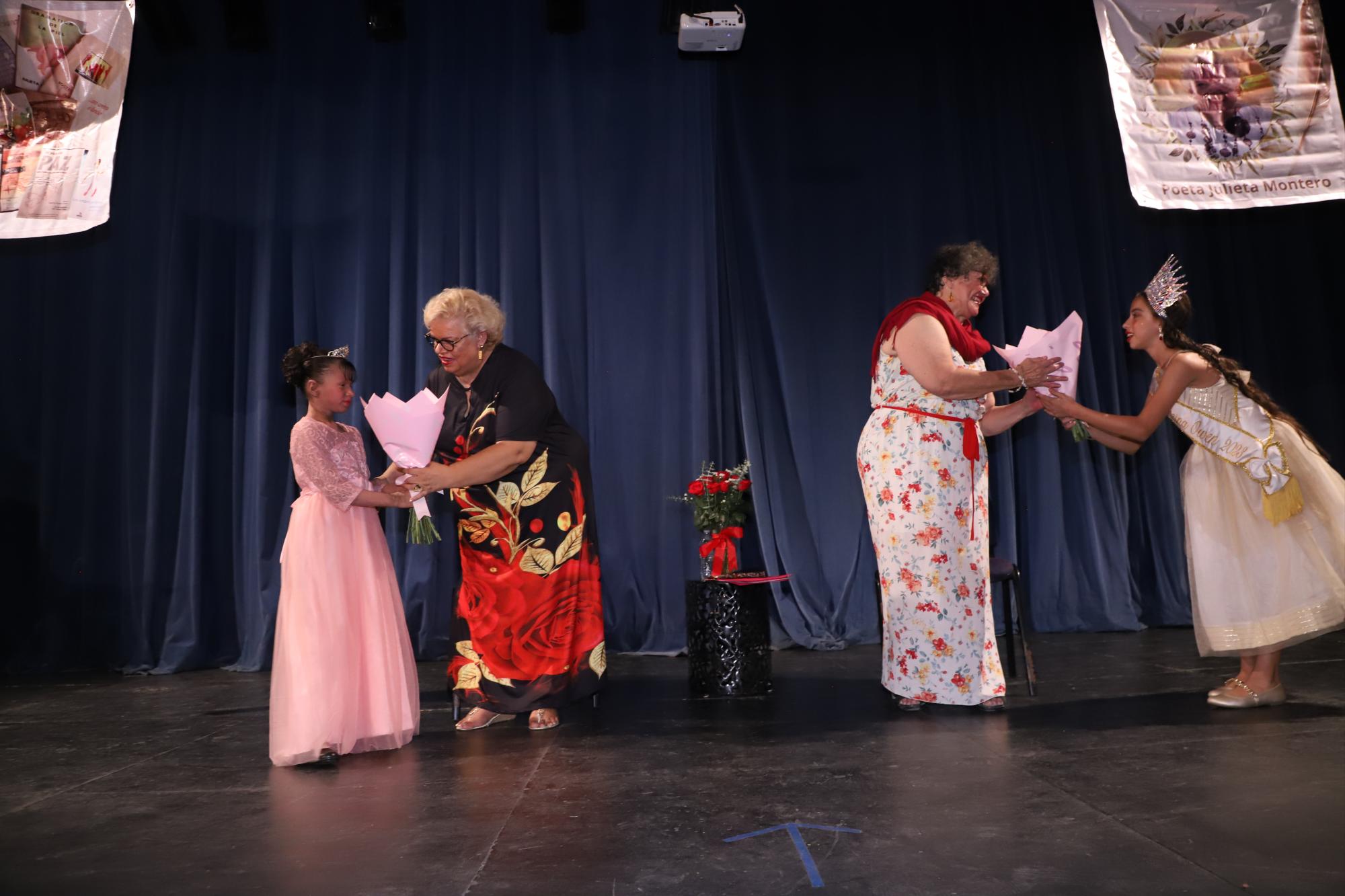 $!En la ceremonia dos niñas, que ostentan el título de reinas del Colegio Owen entregaron un ramillete de flores a las dos escritoras.