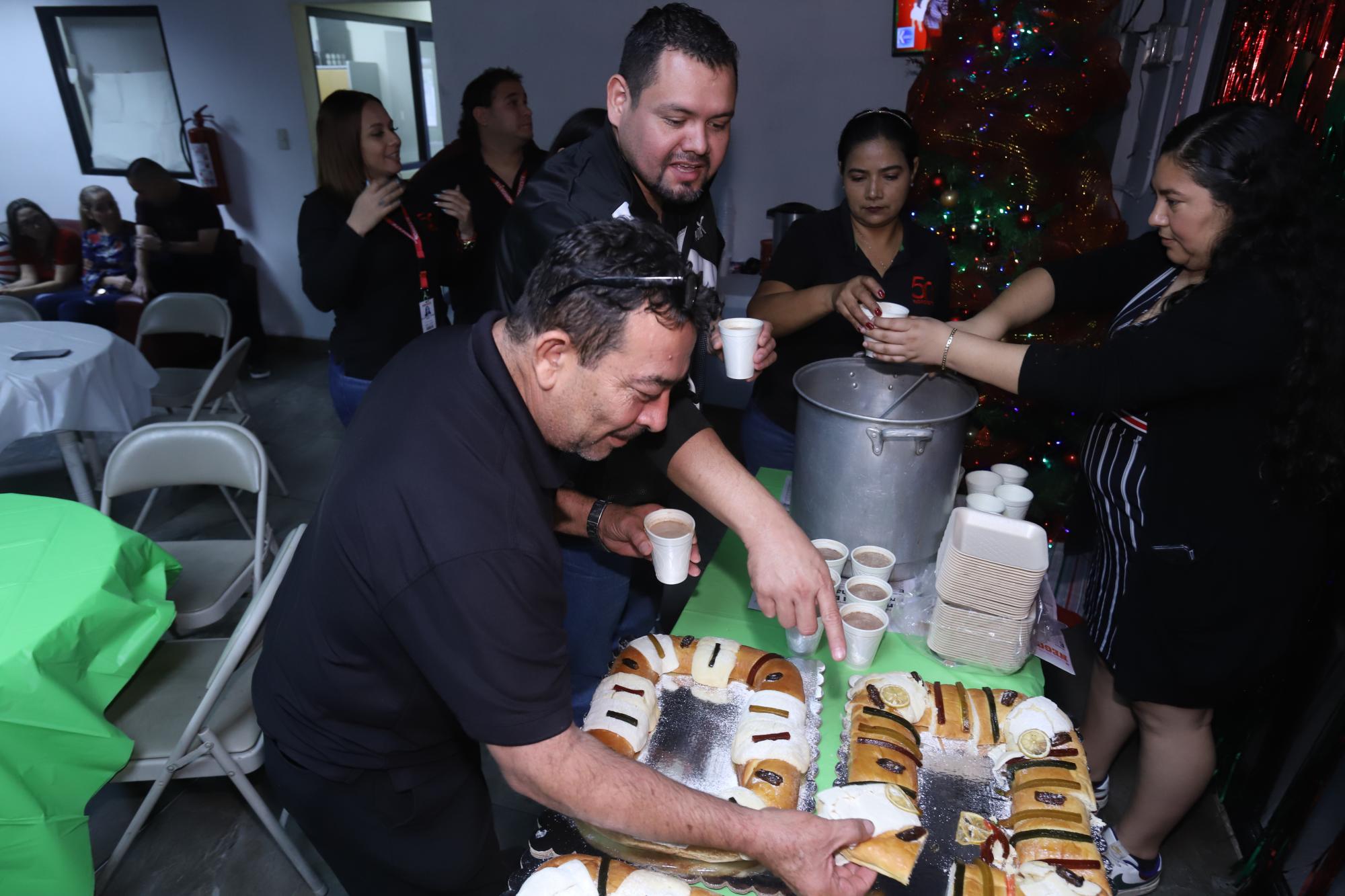 $!Omar Salas y Víctor Sosa al momento de tomar su pedazo de rosca.