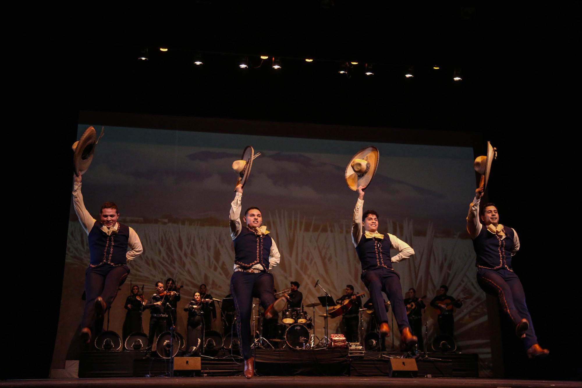 $!Los bailarines mostraron parte de la riqueza de Jalisco, cuna del mariachi y del tequila.