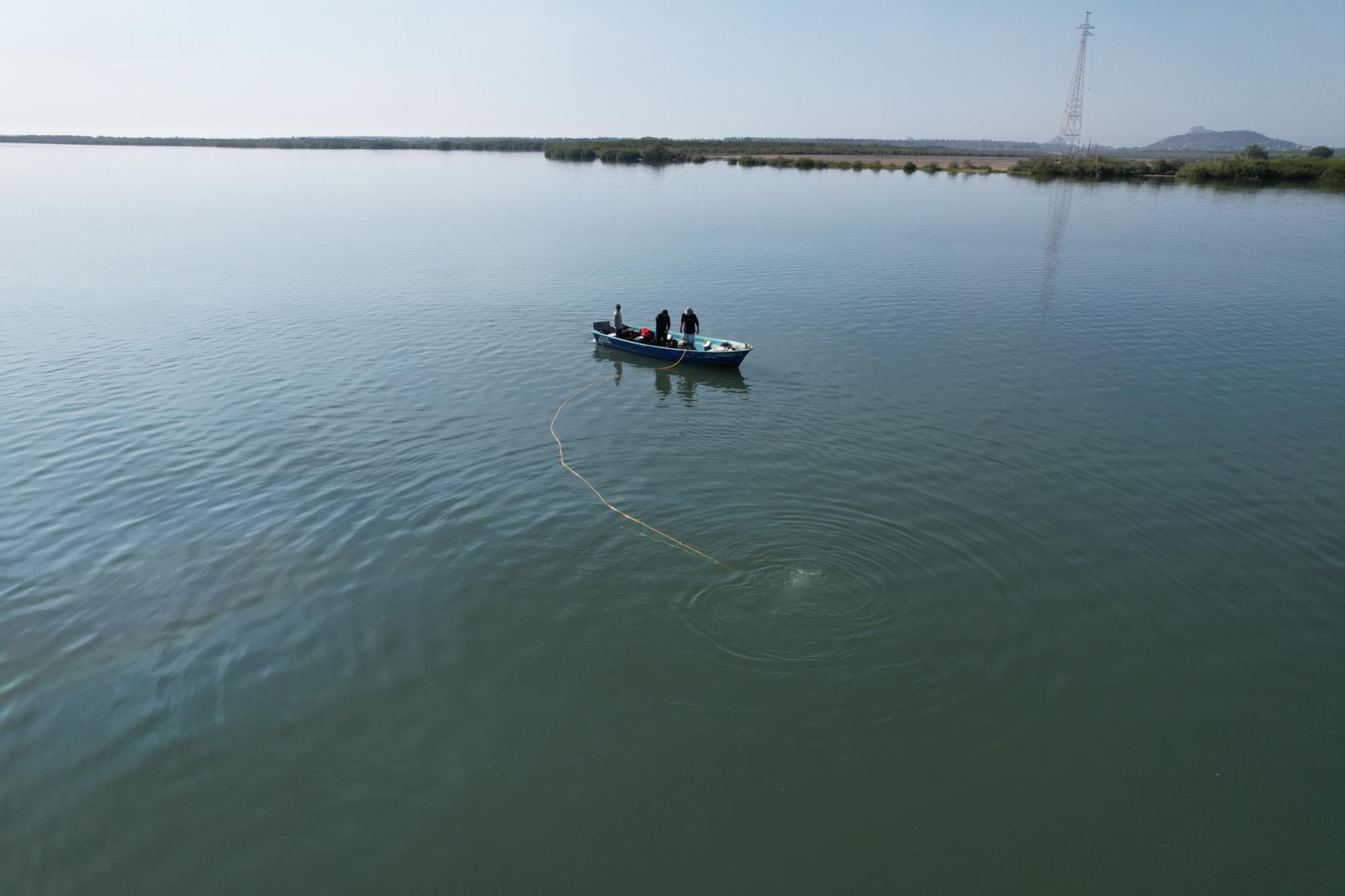 $!Con ayuda de buzos profesionales, restablecen el suministro de agua en la Isla de la Piedra