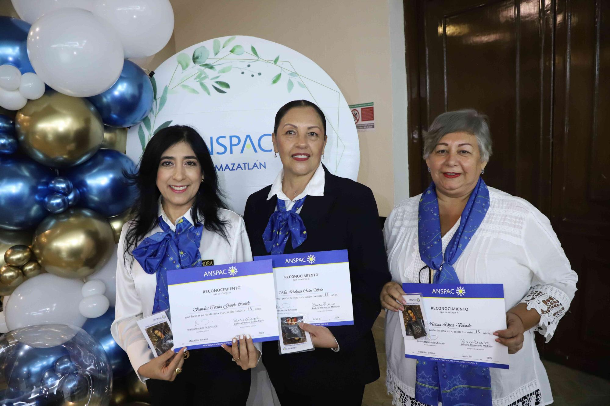 $!Sandra Cecilia García, Lolys Ríos y Norma López cumplieron 15 años en el apostolado.