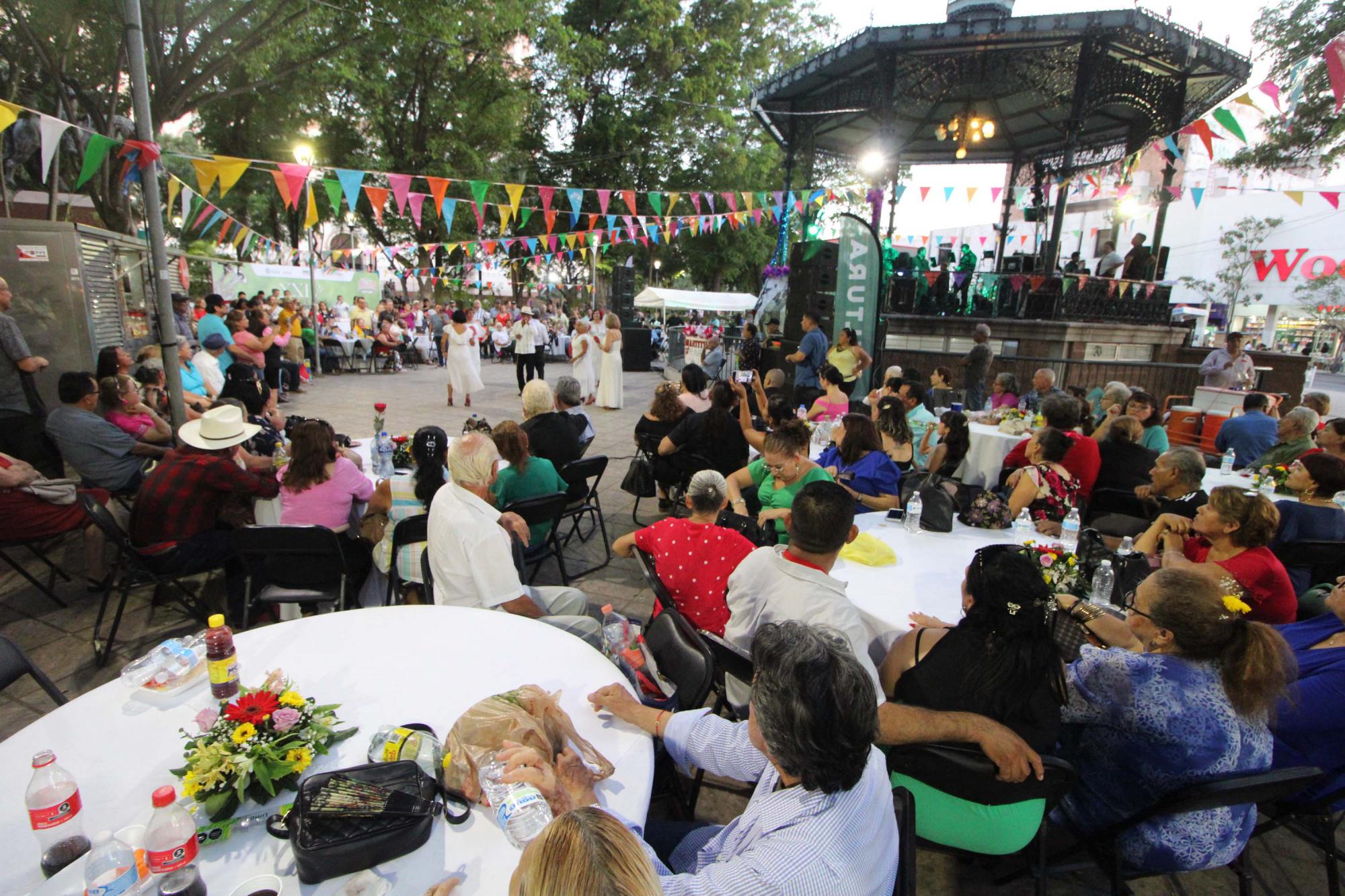 $!Muy concurrida estuvo la celebración, en la Plazuela Álvaro Obregón.