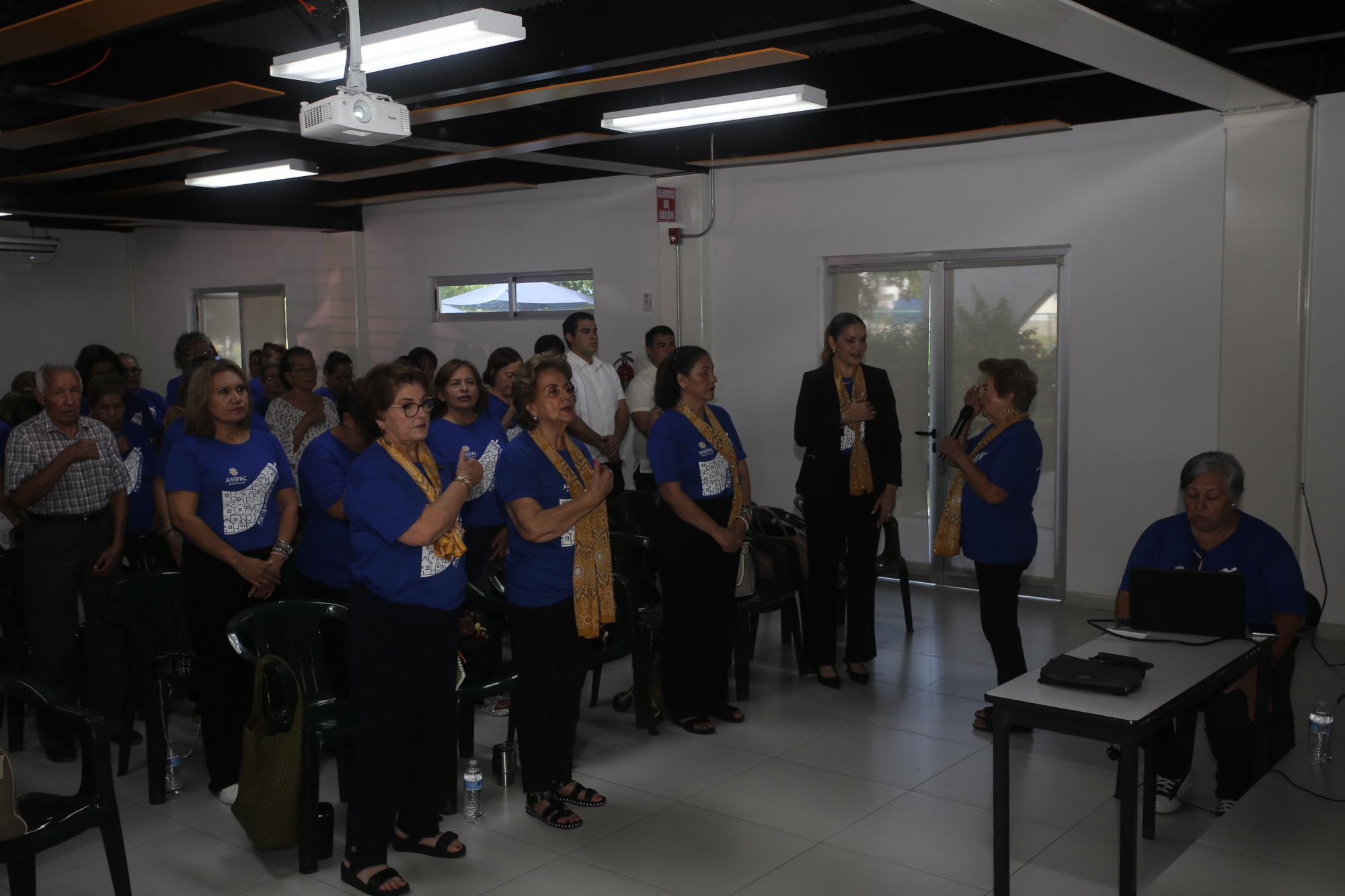 $!Lucy Calleros de Soto dio la oración inicial previo al inicio de la charla.