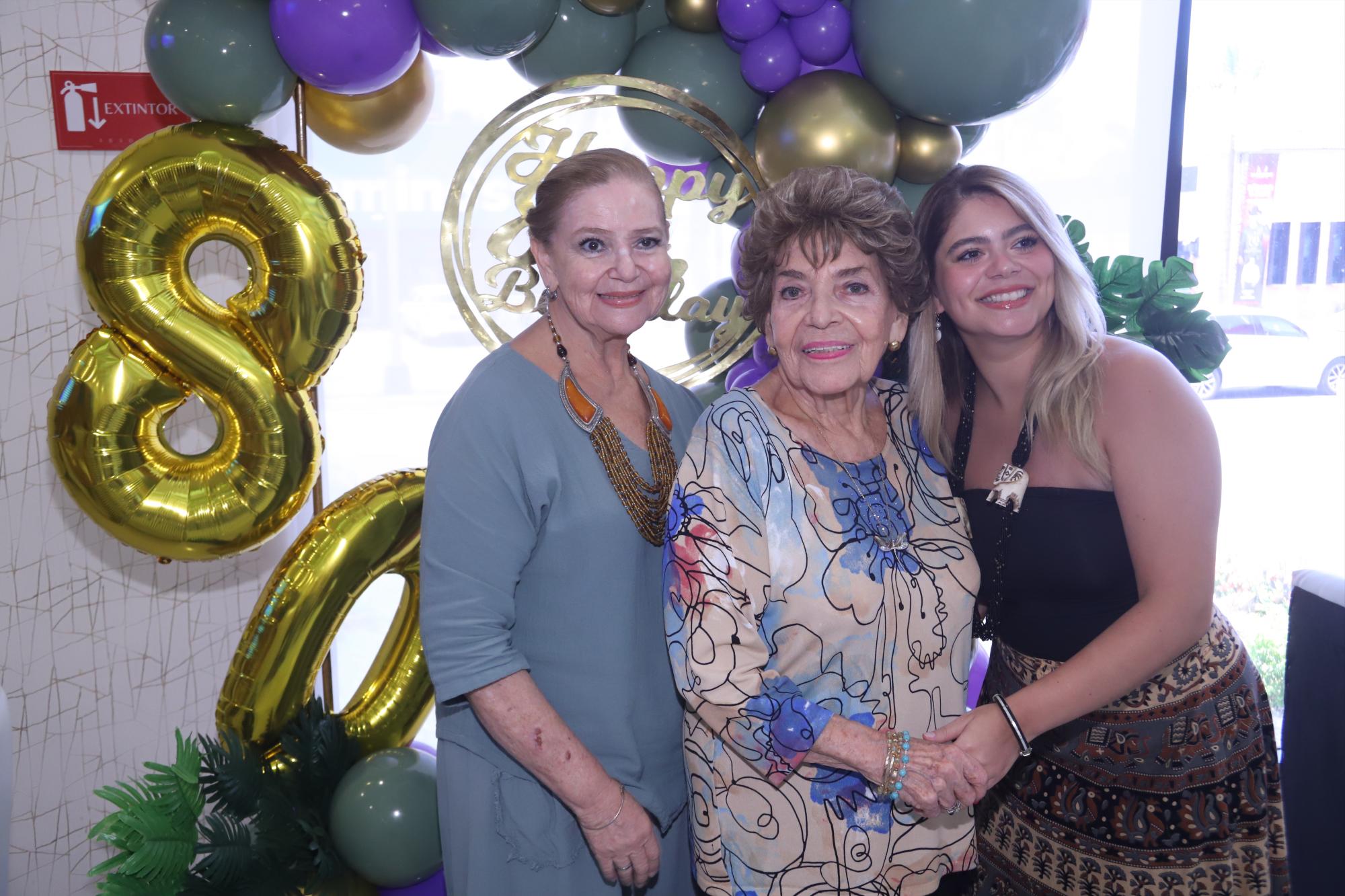 $!La cumpleañera entre Bertha de Toloza y Damaris Toloza.