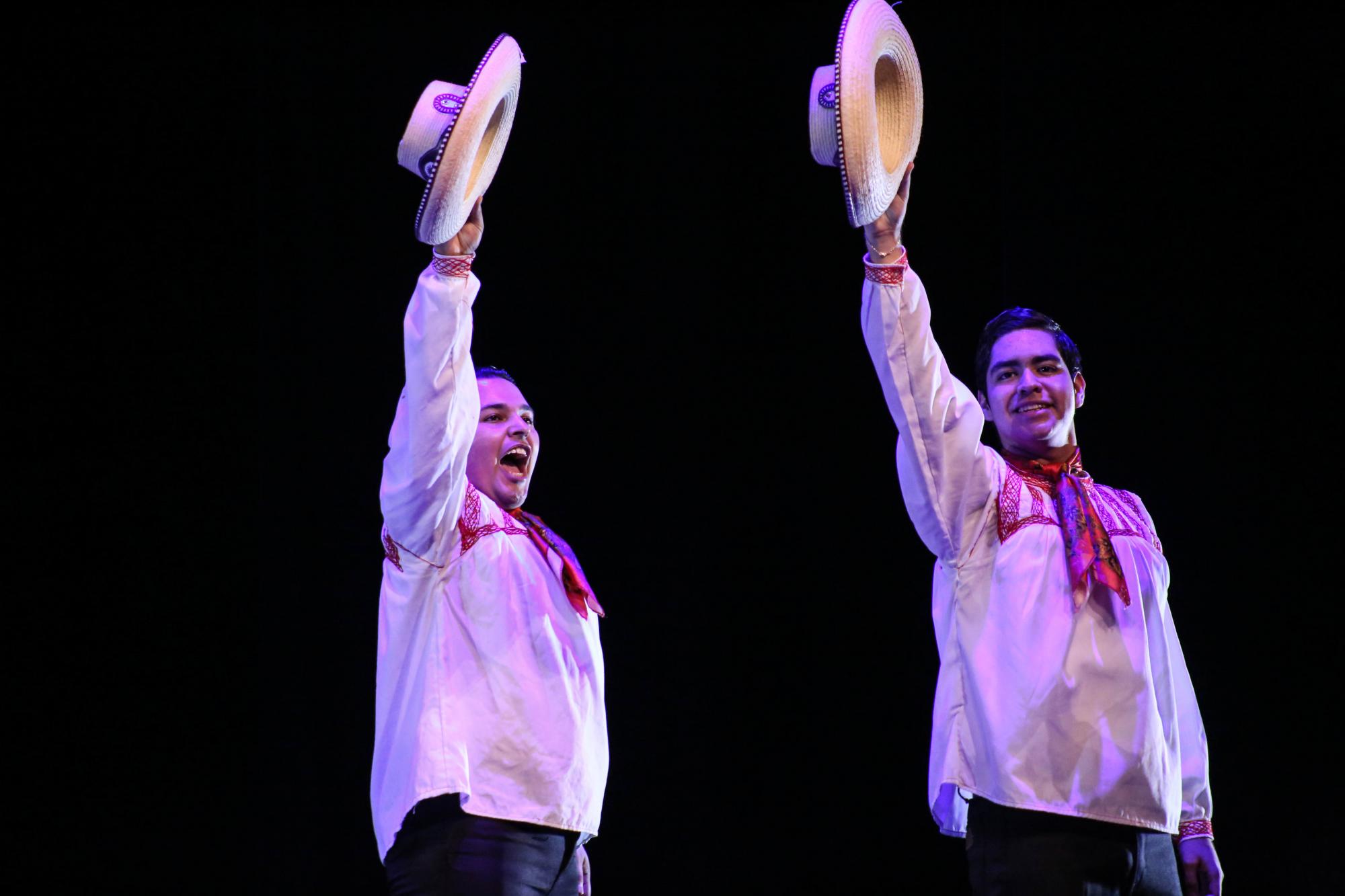 $!Los jóvenes bailaron la diversidad de danzas que nos enriquece como nación.