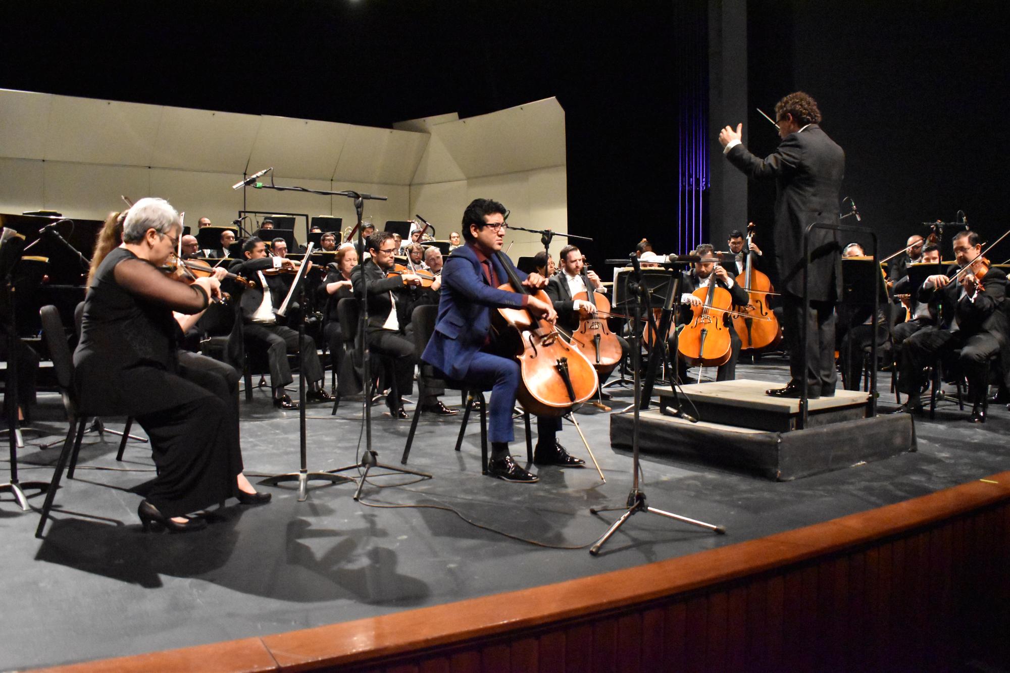 $!Brilla César Bourguet durante su concierto de Cello en Culiacán