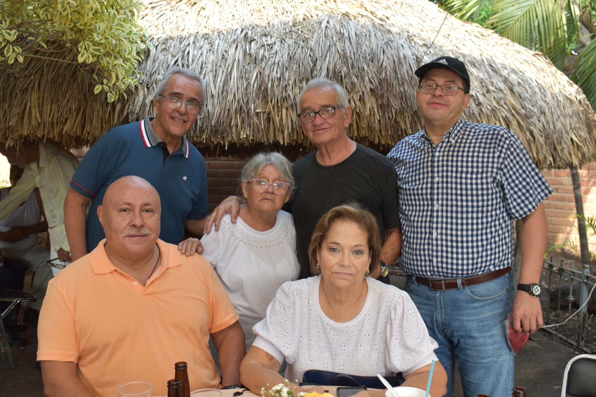 $!Con su hermano Luis Fernando Sánchez, sus primos Miguel Ángel Medrano y Lourdes Margarita Sánchez, y su yerno José Alfredo Beltrán.