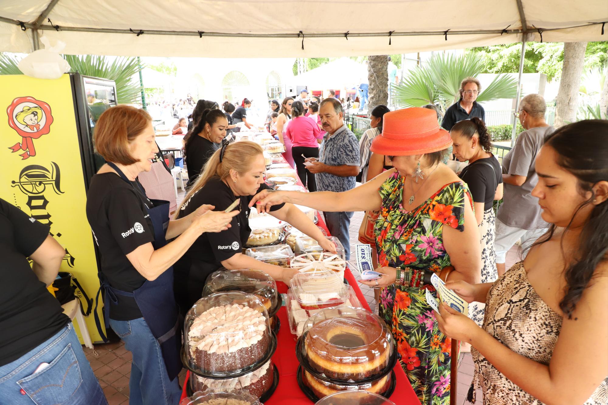 $!Las damas rotarias atendieron el tradicional stand de postres.