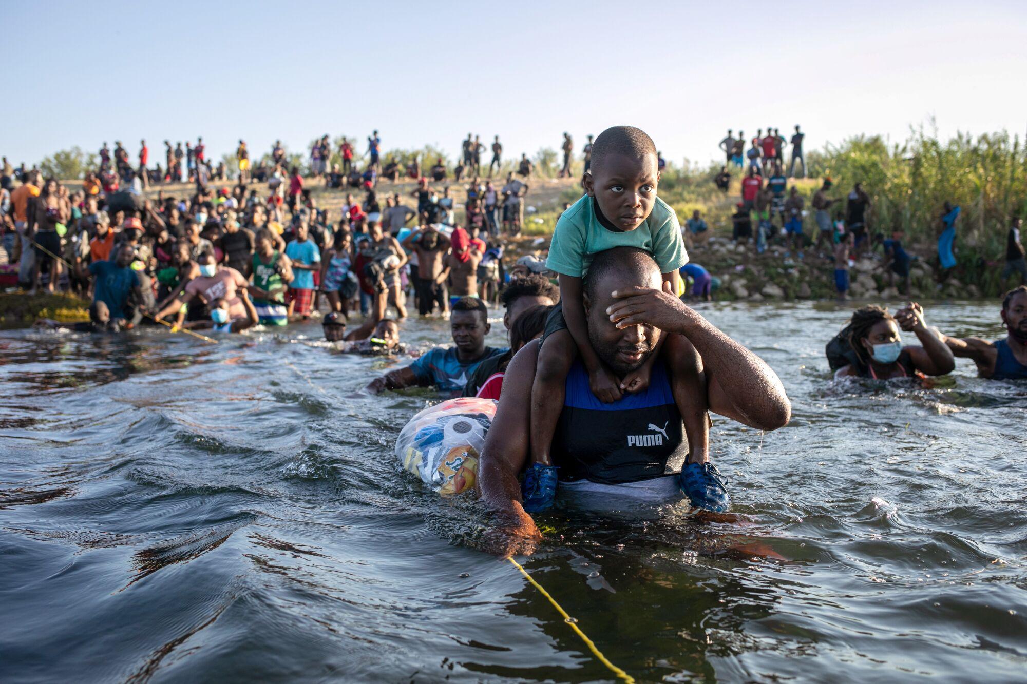 $!Haitianos cruzando el Río Bravo arriesgando sus vidas.