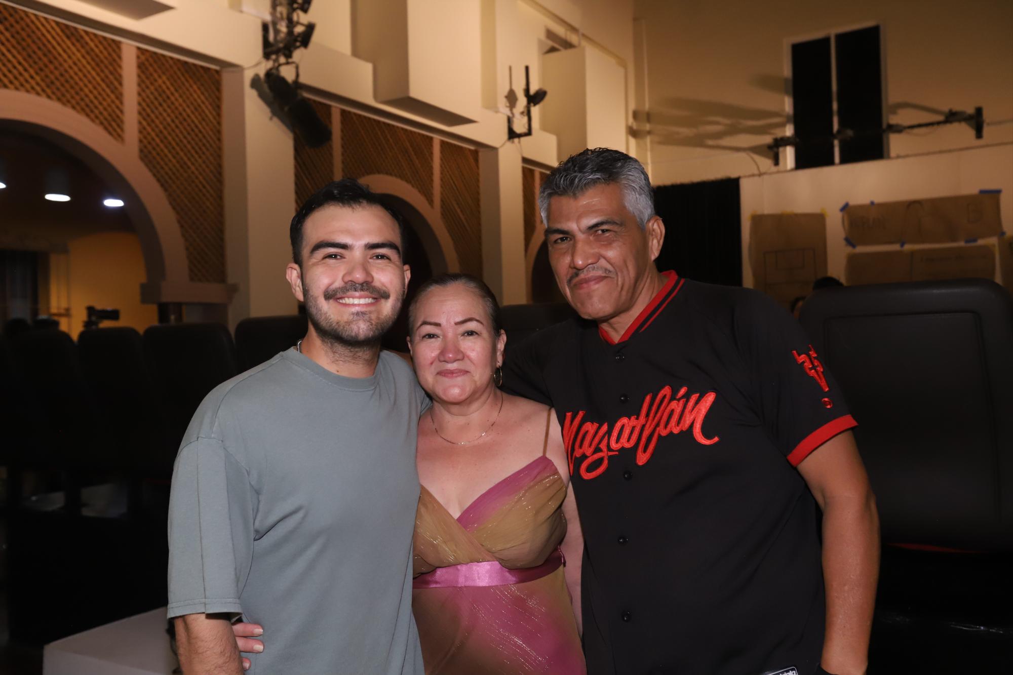 $!Manolo Díaz junto a sus padres, Gina Lizárraga y Manuel Fortino Díaz.