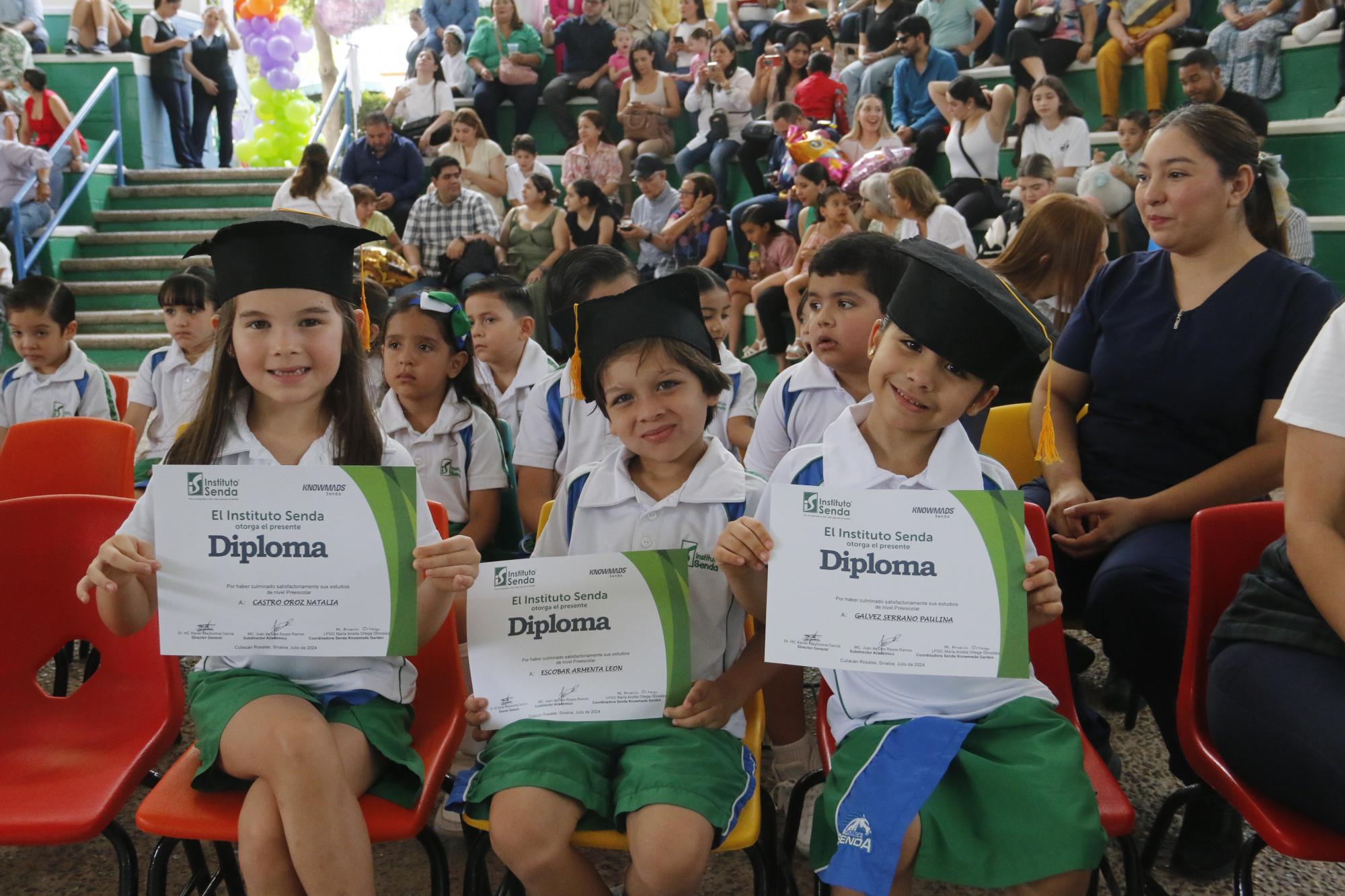 $!Natalia Castro Oroz, León Escobar Armenta y Paulina Gálvez Serrano felices con sus diplomas.